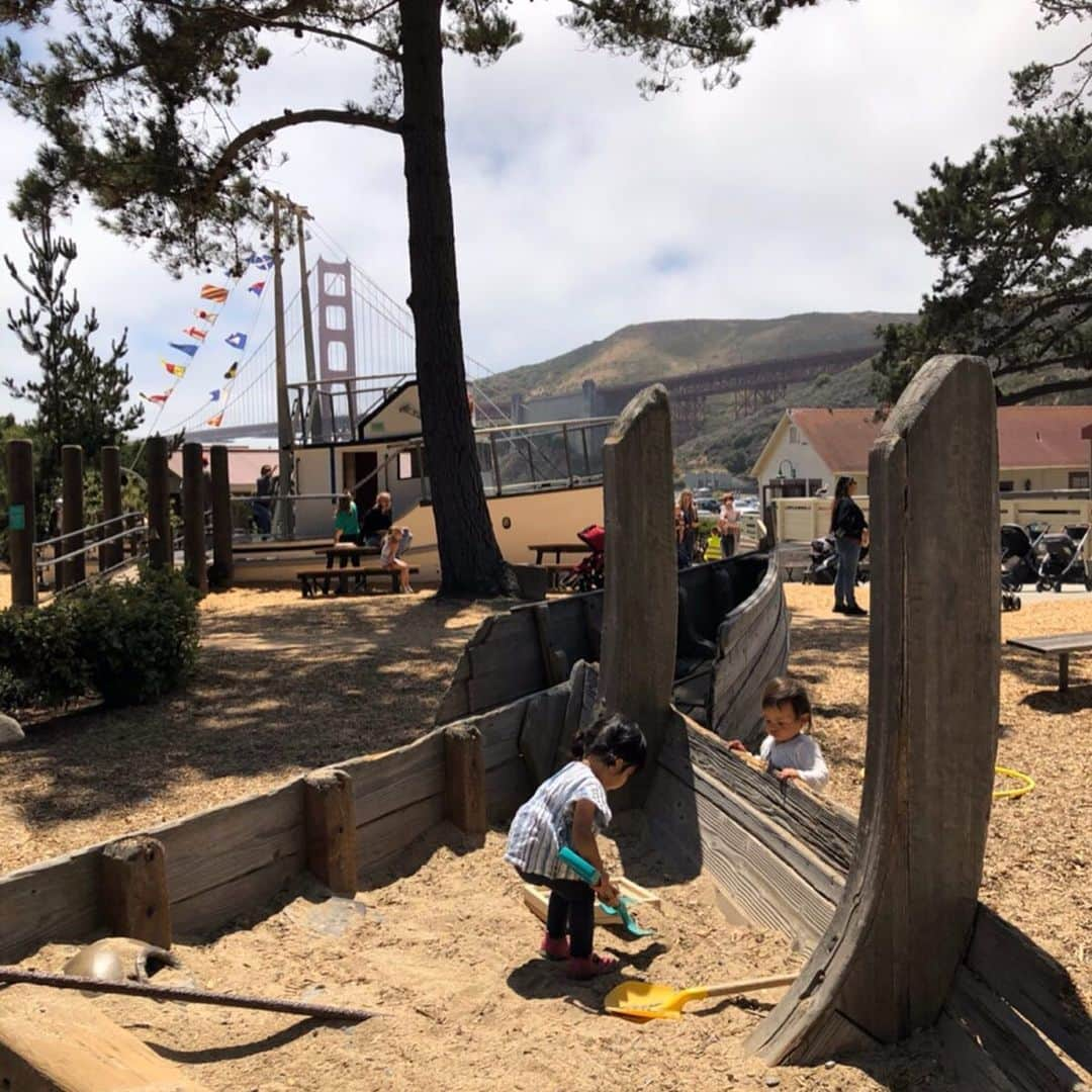 香山ひとみさんのインスタグラム写真 - (香山ひとみInstagram)「#アメリカ生活子育て編  Bay Area Discovery Museum . 先日、ずっと行ってみたかったゴールデンゲートブリッジを渡ったところにあるディスカバリーミュージアムに行ってきました！ 体験型の子供の遊び場😆音楽やダンスを楽しんだり、お絵かきしたり、釣り（もどき）ができたり。 サンノゼのディスカバリーミュージアムは、もう少し上の年齢の子の方が楽しめそうな場所だったけど、こちらは2歳児の誘惑が多すぎて移動ができないくらい充実していました😆💕 子供達もずーっと楽しそうに走り回る回る！ なによりも、この景色の良さ🌉. 見晴らしも良くて、楽しくて素敵な１日になりました😘💕 . . #almost2  #1歳11ヶ月 #1y11m #bayareadiscoverymuseum #ベイエリアディスカバリーミュージアム . #海外生活 #海外子育て #海外出産 #アメリカ生活 #アメリカ子育て #アメリカ出産 #americalife #Californialife」8月2日 13時39分 - hitomi.k24