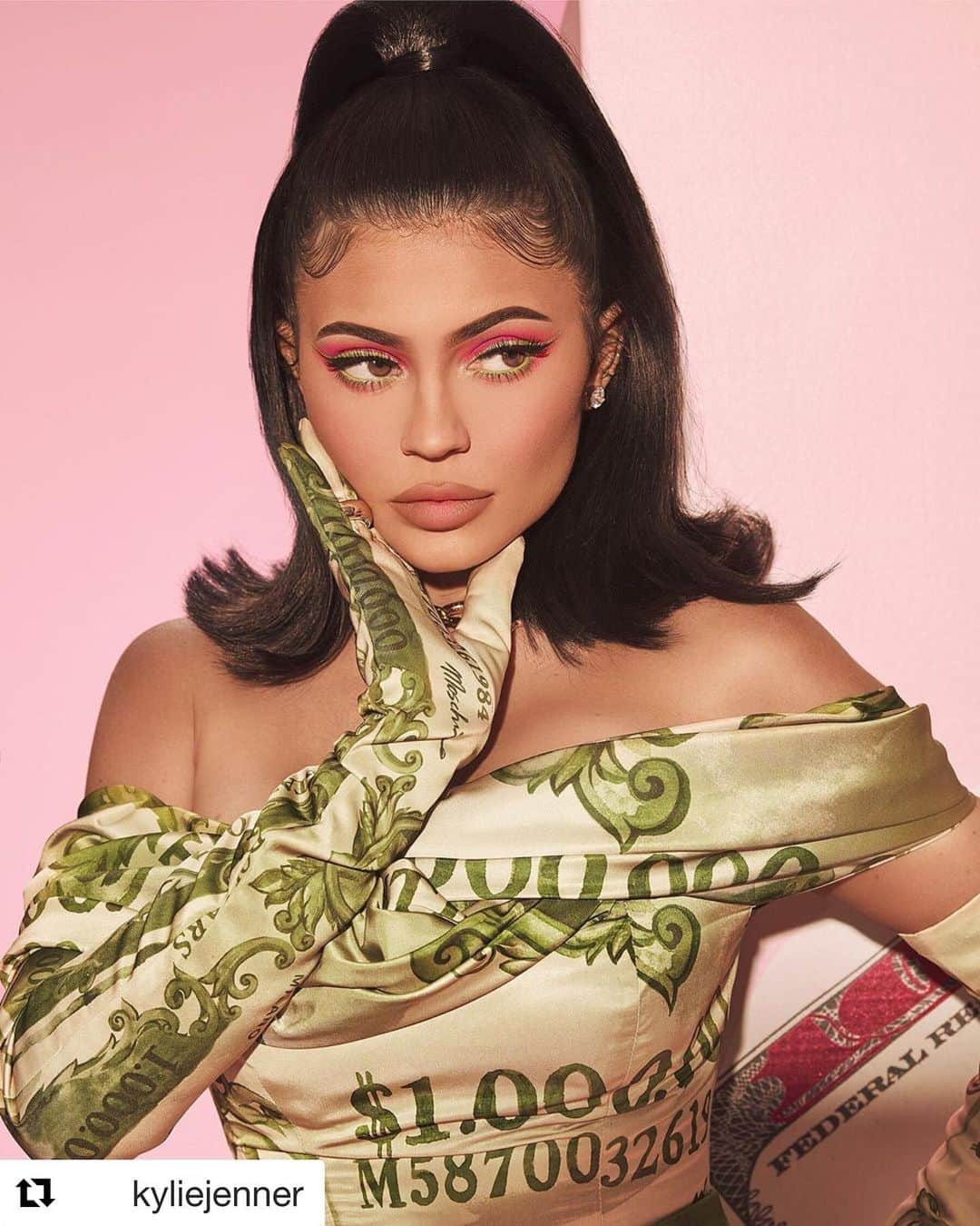 クリス・ジェンナーさんのインスタグラム写真 - (クリス・ジェンナーInstagram)「The best collection yet!! So proud of you @kyliejenner 💕 #proudmama #birthdaycollection @kyliecosmetics #Repost @kyliejenner ・・・ can you guess the theme of my brand new Birthday Collection coming August 10th? 💚💗💸 stay tuned on my insta stories for the REVEAL 😍 @kyliecosmetics」8月2日 13時48分 - krisjenner