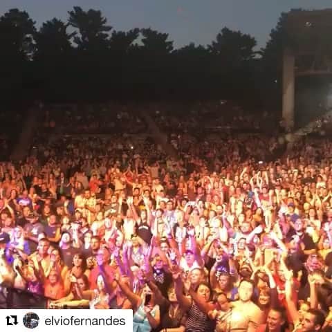 のインスタグラム：「Thank you so much Wausau, WI!!! Much love!!! Be good to one another! Till next time♥️🙏🏻 #Repost @elviofernandes with @get_repost ・・・ Thank you Wausau, Wisconsin for a killer sold out show!! #daughtry #grateful #titletown #packers #keyboards #rhythmguitar #vocals #band #tourlife #musician」