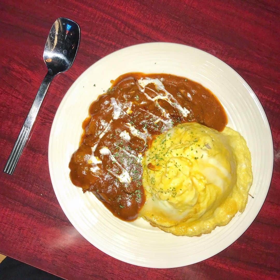 布川桃花さんのインスタグラム写真 - (布川桃花Instagram)「上野のbon voyageで 牛すじのオムハヤシライス🍳 . 卵の半熟具合とコクのあるソースが おいしいくてあっという間に完食👏🏻💕 . 🗣bon voyage 東京都台東区上野2-11-20 タンポポビル3F . #momoka_gourmet  #上野オムハヤシ #上野グルメ #オムハヤシ #ボンボヤージュ #上野ボンボヤージュ #貸切 #bonvoyage #pr #コラボベース」8月2日 13時58分 - momoka_fukawa