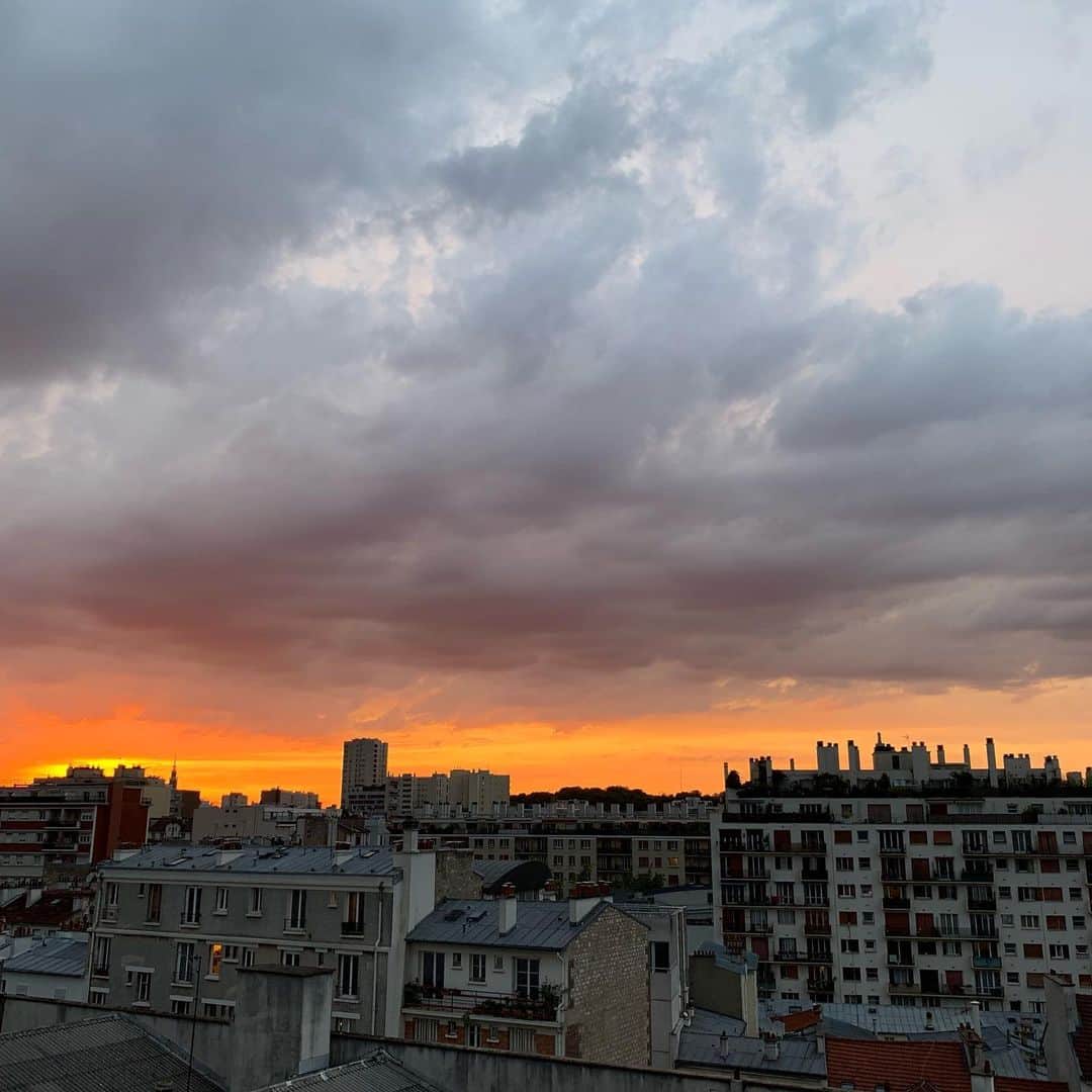 河瀬直美さんのインスタグラム写真 - (河瀬直美Instagram)「Parisのアパートからの景色…燃えている空…反射する建物…8月が始まった。 おついたち、新月…新たな想いを胸に、失ったものを見つめながら、今あるものを慈しみ、今日をはじめる。  おはよ。  The view of our apartment..the red sky.. it has been started by August. I keep in my mind what I lost..and appreciate in my life.  I would start again a new day.  #紅  #創ること #記憶」8月2日 13時59分 - naomi.kawase
