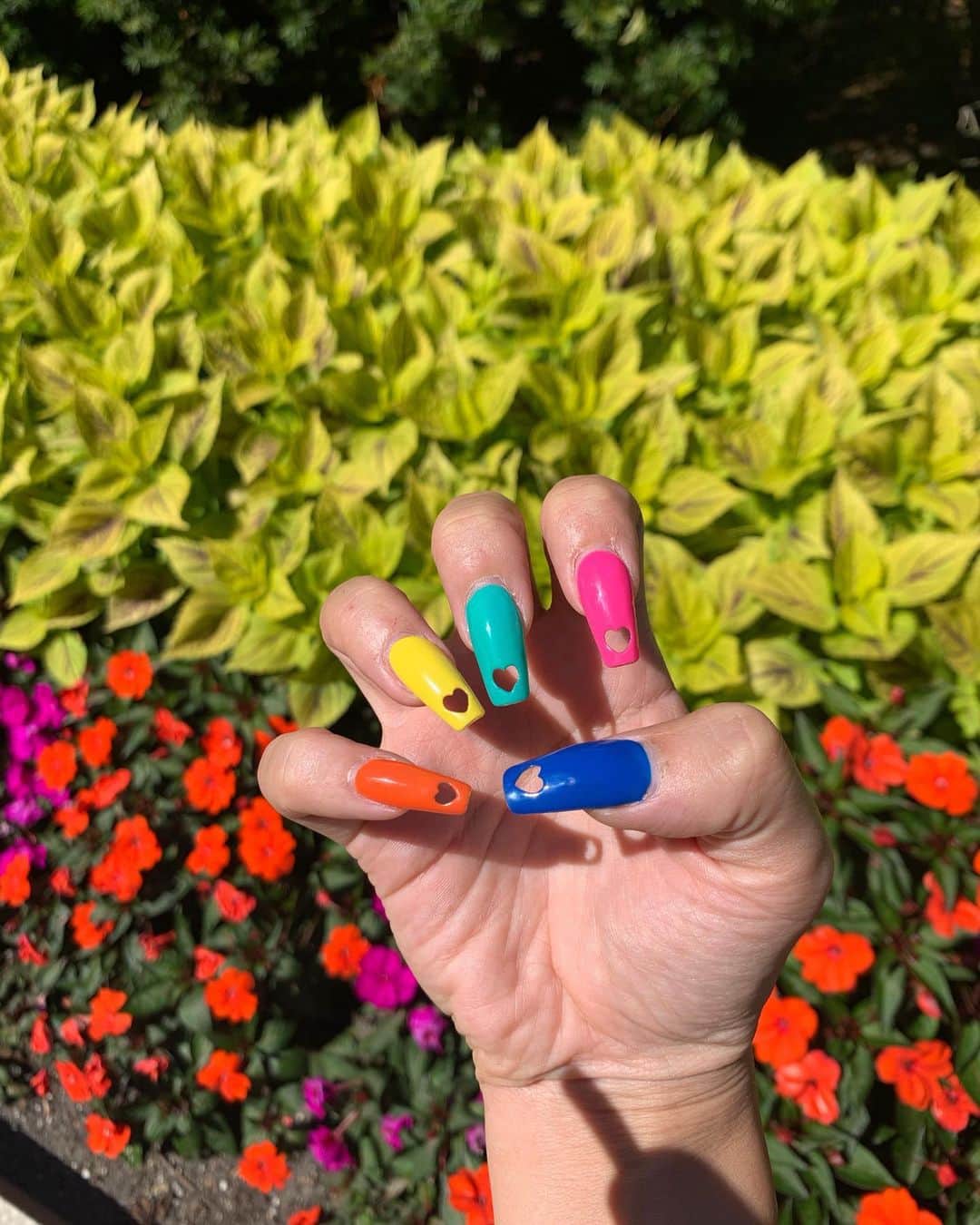 植野有砂さんのインスタグラム写真 - (植野有砂Instagram)「Even my new nails’ shadows are so pretty 😘💚💜🖤❤️🧡💛 by the legend @britneytokyo ❤️LAで久々にブリさんにネイルしてもらいました！ブリさんオリジナルのハートの穴の空いたチップ😻かわいすぎてだるいぐらい褒められちゃう😂💓うそですだるくないです嬉しいです☺️💓笑 LAに行ったら記念にブリさんにネイルしてもらうのおすすめ💅あーかわい☺️🥺❤️ #nails #heartnails」8月2日 14時03分 - alisaueno
