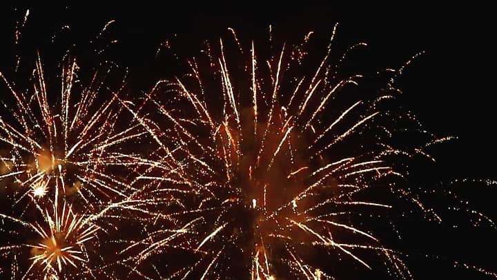 のインスタグラム：「伊豆地方、花火週間を迎えました。 始まりは #きにゃんね大仁夏祭り から。 ． 小さな町もこの日ばかりは活気を取り戻し、毎年とても楽しみにしている花火なのですが、直前に貰った一本の電話でテンションだだ下がり。。。 息子①のバイト先から雇用のドタキャン💦 . あまりのショックで息子①は花火を見る余裕はなかったらしく、、、 ． 直前も直前、24時間切ってるキャンセルなんて😭😭😭 ． 集合日時まで決まり、持参荷物はホテル内レストランという事で、ワイシャツ、スラックス、革靴まで買い揃え、、、😭 ． 大手のホテルだったので安心していたのですが、日程が決まらず待ち状態、その為息子①は旅行にも出かけられず、ひたすら連絡待ち、ようやく日程決まったと思ったら、前日のキャンセル、、、 ． 今の日本の雇用状況ってこんなに悪いのか、何とも言えない気待ちです。 はぁ〜😭😭😭 ． フランス育ちなので、母国語はフランス語、私とは日本語で話しますし、フランスでも日本語の試験は受けていて会話は全く問題なし、、、英語も程々に、、。 どこかに良いバイト先ありませんかね、、、」