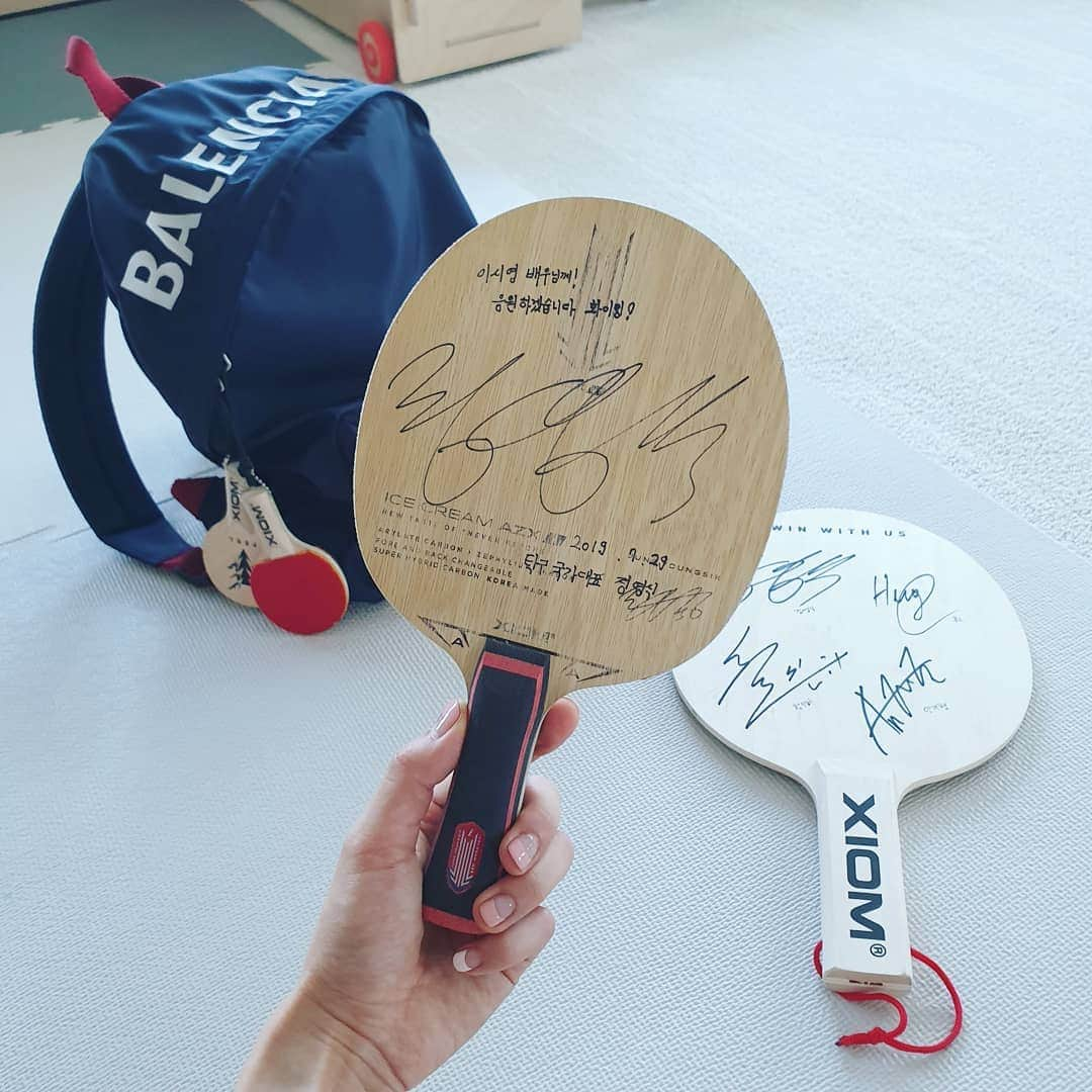 イ・シヨンさんのインスタグラム写真 - (イ・シヨンInstagram)「오늘 아침🏓 탁구 끝나고 집에 왔는데🎁🎁🎁 #감사합니다🙏  정말 영광이고 감동이에요.너무 못하지만 저도 열심히 할께요😭💪🏓 내가방 넘나리 귀여운 미니탁구라켓도 선수들 싸인해주신 큰 라켓도 컵받침도👉👈😍😍넘 예뿌.. 정영식선수가 쓰던 라켓에 싸인해주신거..가보로 간직하겠슴돠❣ #나도 #국가대표정영식선수랑 #같은 #탁구라켓 #쓰는뎈ㅋㅋㅋㅋㅋㅋㅋㅋㅋㅋㅋㄱㅋㅋㄱㅋㄱㄱㄱ #라켓만같은걸로...🤣🤣🤣 #정영식선수 #엑시옴 #항상 #감사합니다 #다음시합은😢😢😢 #잘해볼께요!!!!!!」8月2日 14時28分 - leesiyoung38