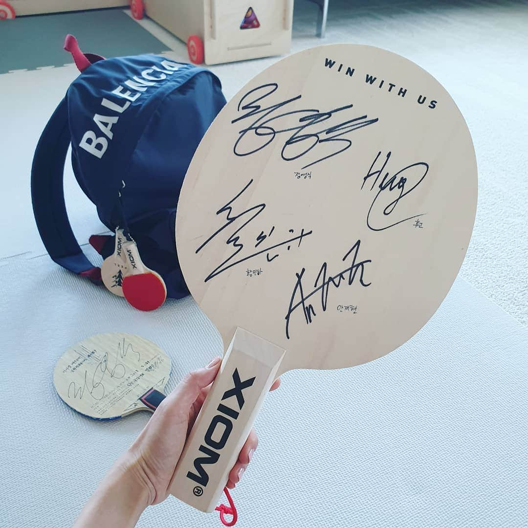 イ・シヨンさんのインスタグラム写真 - (イ・シヨンInstagram)「오늘 아침🏓 탁구 끝나고 집에 왔는데🎁🎁🎁 #감사합니다🙏  정말 영광이고 감동이에요.너무 못하지만 저도 열심히 할께요😭💪🏓 내가방 넘나리 귀여운 미니탁구라켓도 선수들 싸인해주신 큰 라켓도 컵받침도👉👈😍😍넘 예뿌.. 정영식선수가 쓰던 라켓에 싸인해주신거..가보로 간직하겠슴돠❣ #나도 #국가대표정영식선수랑 #같은 #탁구라켓 #쓰는뎈ㅋㅋㅋㅋㅋㅋㅋㅋㅋㅋㅋㄱㅋㅋㄱㅋㄱㄱㄱ #라켓만같은걸로...🤣🤣🤣 #정영식선수 #엑시옴 #항상 #감사합니다 #다음시합은😢😢😢 #잘해볼께요!!!!!!」8月2日 14時28分 - leesiyoung38