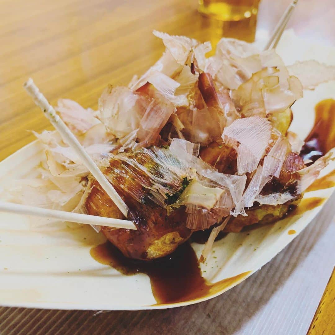 やまさき江里子さんのインスタグラム写真 - (やまさき江里子Instagram)「＼大阪グルメ🍴✨／﻿ ﻿ 大だこさんのたこ焼きは衝撃的な美味しさで、﻿ 『たこ焼きの本当の意味がわかる味』でした!!﻿ ﻿ たこ焼き🐙って中のたこが味を決めるって実感出来た✨﻿ たこの出汁が生地に染み込んでて味がしっかりしてるの。﻿ ﻿ 焼きそばもホルモンも串カツも、全部安くて美味し過ぎて、大阪に住んだら確実に太るなって思った💧﻿ ﻿ 道頓堀グルメウォークっていう、クーポンを買うとたこ焼きも焼きそばもお好み焼きも少しずつ色んな種類を食べられるから、﻿ ぜひ、大阪行く方は調べて買ってみてほしい💫✨﻿ ﻿ もっとたくさん食べたかったなー😳💗﻿ #大阪 #大阪グルメ #どうとんぼり #道頓堀グルメ #あおみえり #アナウンサー #たこ焼き #焼きそば #国内旅 #旅行好きな人と繋がりたい #旅 #食べ歩き #フリーランス #グルメツアー」8月2日 14時24分 - aomieri