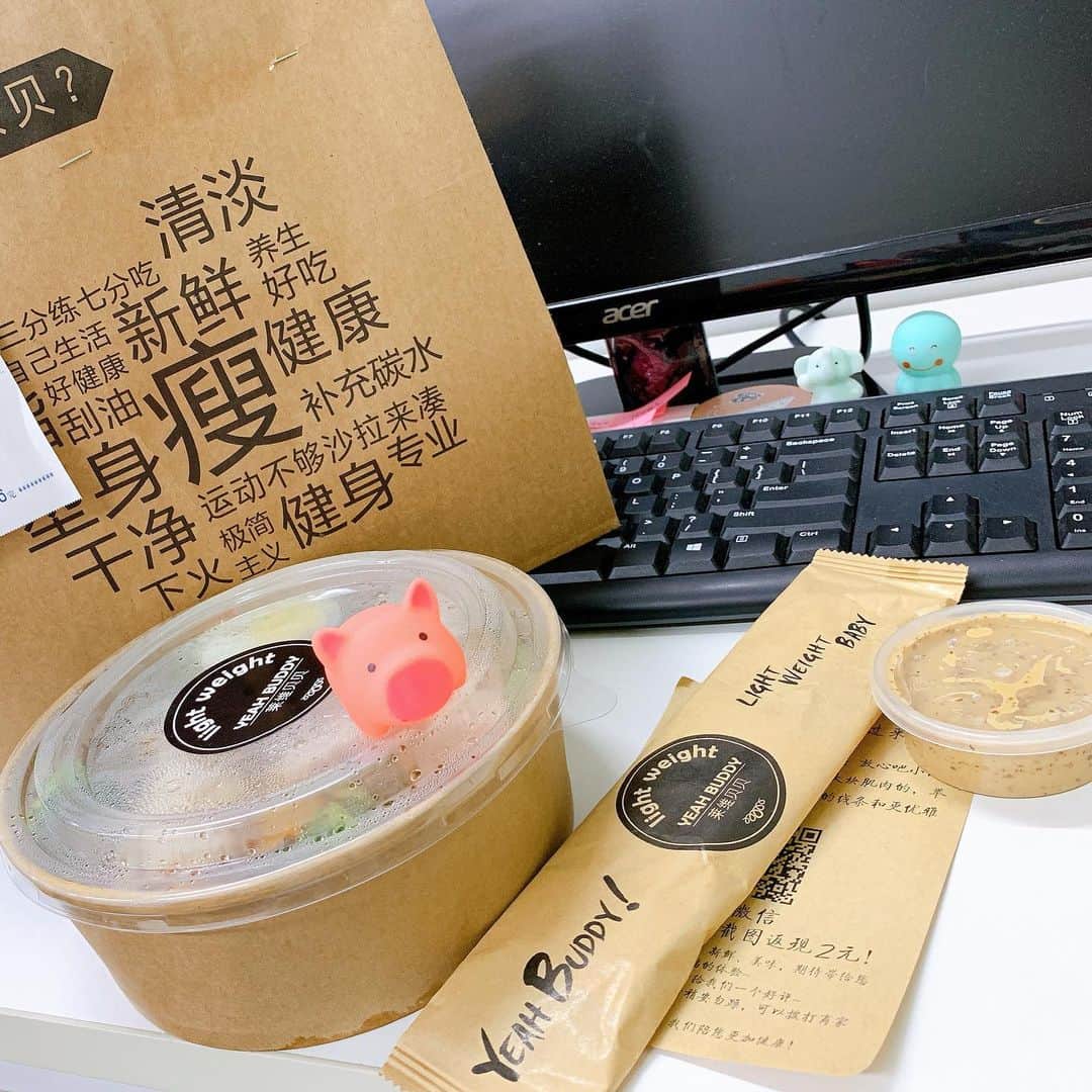 丸尾歩のインスタグラム：「自分でデリバリ出来たー😂😂😂💕 中国だとお金関係の支払いがほとんど、 いや、すべてだね‼︎ 電子化してて一苦労💦 もちろんデリバリは携帯からでしょ、 お店に入ってもQRコード読み込んで携帯からの注文だし‼︎ 携帯やWi-fiなかったら、終わりますwww  外国人の私からしたら、デリバリするにも出来ずに人に頼んで注文してもらってました。 迷惑かけまくり😂 大きな壁に阻まれてたのでありました💦  だけど、 それがやっとの思いで出来て、 成功❣️❣️❣️ 太棒了👏👏👏 お気に入りのお店のお蕎麦と温野菜を食します(^^)💕 あとね、デリバリしたら、 何故かこの子が来ました‼️ ブタさん🐷 前はタコ？🐙宇宙生命体？ みたいなの付いてきました（笑） 一応、音なるオモチャです（笑）  #中国#china #生活#デリバリ#成功#お気に入り#美味しい#日本式#日本食#撮影#仕事#楽しい#やり甲斐#幸せ#happy#助けて#感謝#ありがとう #みんないい人達ばかり#」