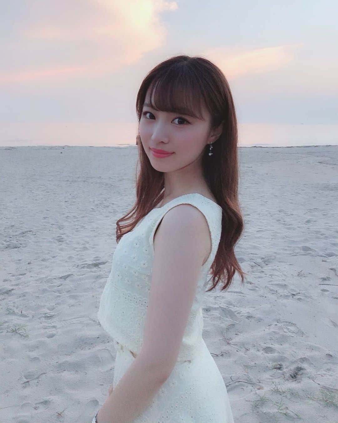 清里千聖さんのインスタグラム写真 - (清里千聖Instagram)「. 最近お友達にもよく聞かれるソノクイーン🥺💕. フェイスラインが綺麗に見えたり、 頬のたるみも改善してくれるので. 本当におススメです💆‍♀️💕. いくつになっても綺麗でいたい〜🥰💕. こちらをチェック💓. → @wbcnagoya  #japan #japanesegirl #wbc #愛知 #名古屋 #ウェルネスビューティークリニック名古屋院 #hife #ソノクイーン #リフトアップ #栄 #美容 #美容皮膚科 #レーザー #小顔効果 #アンチエイジング #뷰티스타그램 #오늘뭐입지 #얼스타그램 #뷰티스타그램 #코디스타그램 #内海 #海 #夕日 #setup #redyazel #instalove  海いきたい〜🥺🏖💕.」8月2日 14時40分 - chiseikiyosato