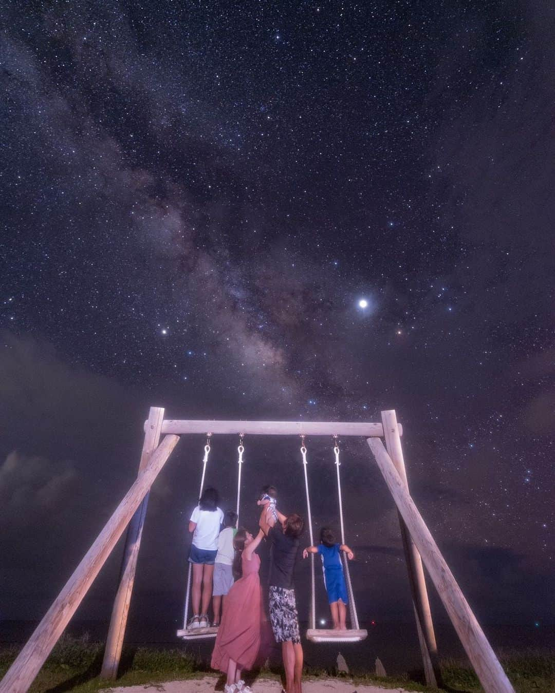 辻希美さんのインスタグラム写真 - (辻希美Instagram)「小浜島の夜空と杉浦家🏝💕 #小浜島 #はいむるぶし #沖縄 #杉浦家 #星空 #⭐️ #過去一切無しでこの綺麗さ #真ん中の白い線 は #天の川 #去年も撮影したやつ #今年は6人で #🏝⭐️⭐️⭐️ #めっちゃいい写真 #思い出 #大きく現像して飾ろう #🏝💕」8月2日 14時44分 - tsujinozomi_official