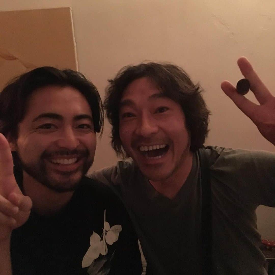 トータス松本のインスタグラム：「わ！フォロワーめちゃ増えとるやん！ 写真はちょうど1年前、バーでばったり会った時のやつです。 #ありがとう #みなさん #山田孝之 #いつものバー」