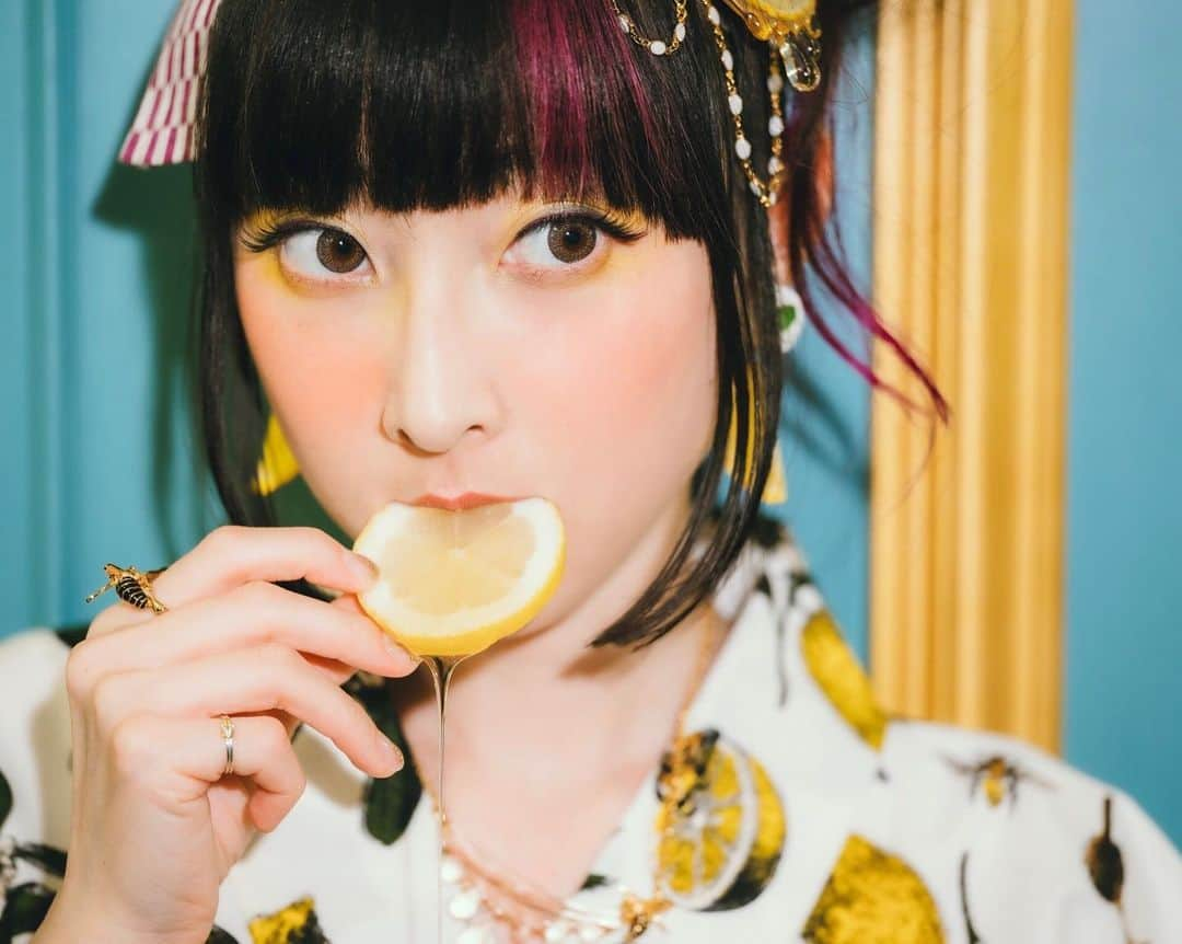 RinRinさんのインスタグラム写真 - (RinRinInstagram)「Nom nom nom 🍯🍋🤤 Don’t mind me, I’m just eating my cake🎂 . . August 2nd ハニーの日🍯🐝✨ Honey Day 🍯🐝✨ . . Photography: @takumishinoda  MUA: @atsushisasakimakeup  Yukata & accessories: @qpot_official . . . 🌟In Japanese, 8=“HA” 2=“NI” → Hanī (honey) so 8/2 is Honey Day🌟 . . #rinrindoll #rinrinmodel #yukata #honeyday #honey #bee #summer #summeryukata #japanesefashion #tokyofashion #harajukufashion #summerfestival #浴衣  #夏 #原宿 #qpot #レモン #はちみつ #ハニーの日 #はち #ファッション #旅行  #おしゃれ #コーデ #撮影 #モデル #今日のコーデ #メイク #honeylemon #ハニーレモン」8月2日 14時51分 - rinrindoll