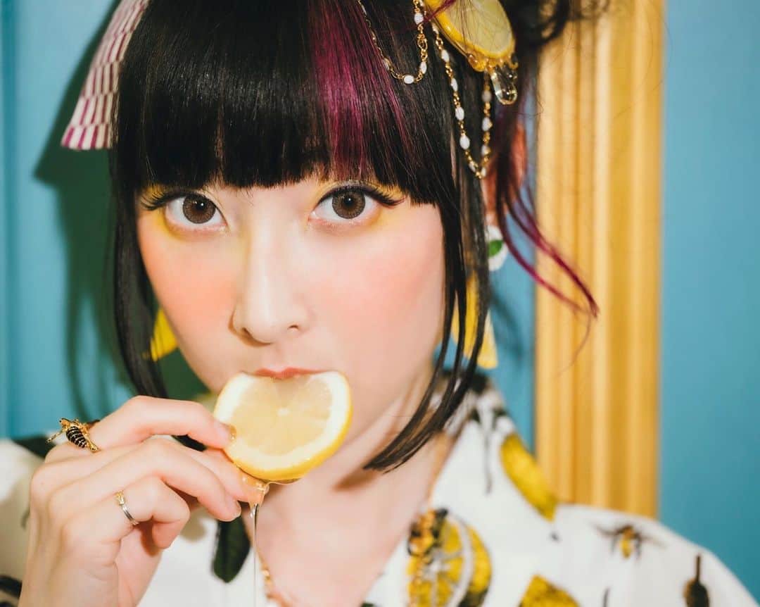 のインスタグラム：「Nom nom nom 🍯🍋🤤 Don’t mind me, I’m just eating my cake🎂 . . August 2nd ハニーの日🍯🐝✨ Honey Day 🍯🐝✨ . . Photography: @takumishinoda  MUA: @atsushisasakimakeup  Yukata & accessories: @qpot_official . . . 🌟In Japanese, 8=“HA” 2=“NI” → Hanī (honey) so 8/2 is Honey Day🌟 . . #rinrindoll #rinrinmodel #yukata #honeyday #honey #bee #summer #summeryukata #japanesefashion #tokyofashion #harajukufashion #summerfestival #浴衣  #夏 #原宿 #qpot #レモン #はちみつ #ハニーの日 #はち #ファッション #旅行  #おしゃれ #コーデ #撮影 #モデル #今日のコーデ #メイク #honeylemon #ハニーレモン」