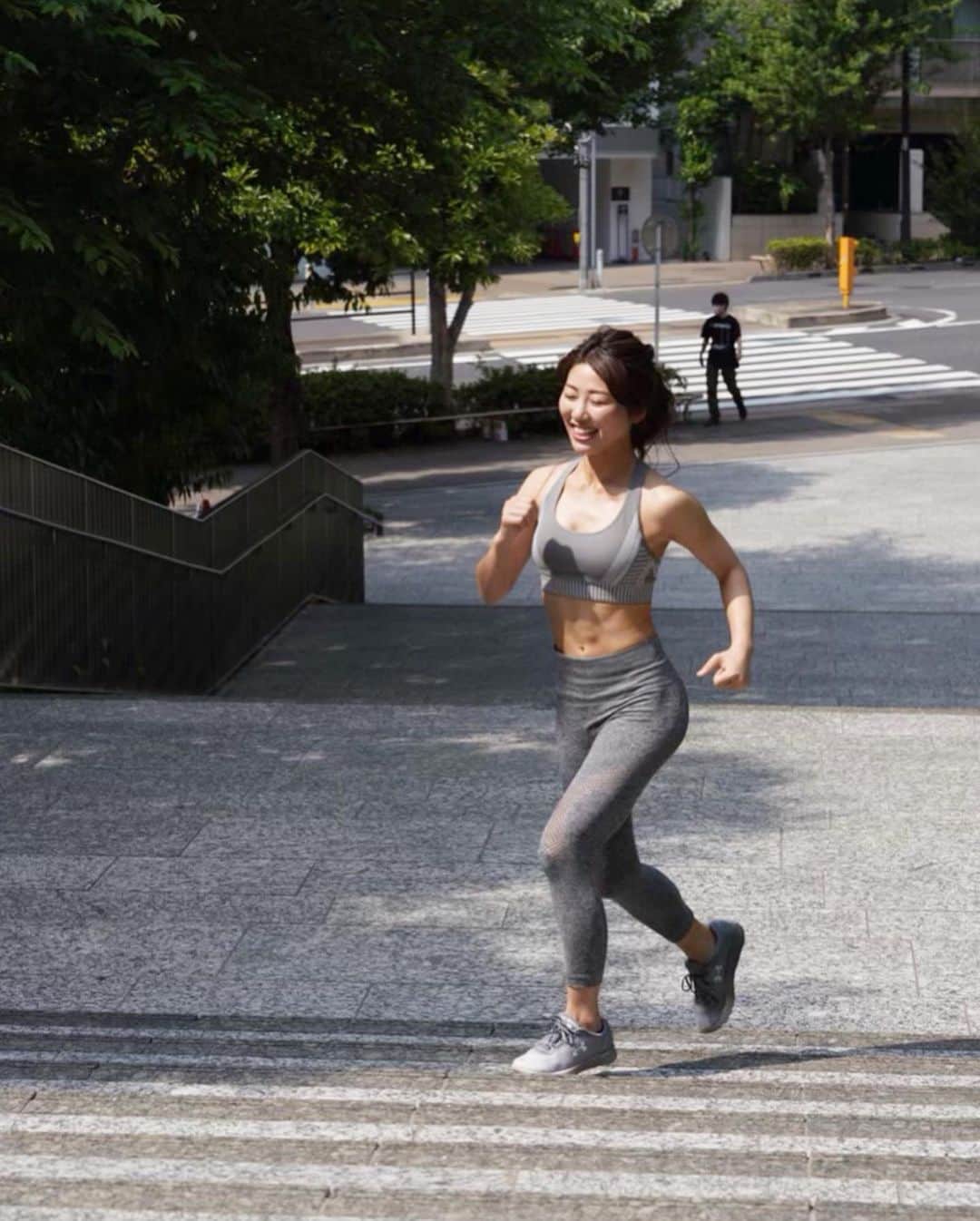 yuu sakuraiさんのインスタグラム写真 - (yuu sakuraiInstagram)「こんにちは☆ : あと、23日で北海道フルマラソン‼︎ 今回もMK CAFEメンバーで行ってきます！！ : 今回3回目のチャレンジ。 自己記録の4時間33分をまた縮めていけるように練習に励んでいます！ : 42.195キロの道のりは、 正直辛いです。 途中で足を止めたくなる。 : でも、共に走ってなくてもどこかでゴールに向かって 仲間が頑張っていると思うと 足が前に出ます。 : 私の強みはいつも、 teamでいる事。 : 悲しみは半分。 喜びは×人数♪ : これからも多くのhappyをみんなで得ていくため、 新しいチャレンジも沢山していきます！ : 大変な経験も楽しいと 笑って分かち合える仲間が いれば何も怖くない☆ : さあ、今日も！！ 仕事終了後、練習に励みます！ :  #power #food  #happy  #smile #dream  #フードコーディネーター #食育インストラクター #テーブルコーディネーター  #東京 #鯖バーガー  #instagood #tbt #art #style #love #fitness #life #healthy #鯖バーガー専門店 #38ism.  #筋トレ  #sports #sixpack #ranning #ラントレ #runninggirl」8月2日 14時53分 - food_yuu