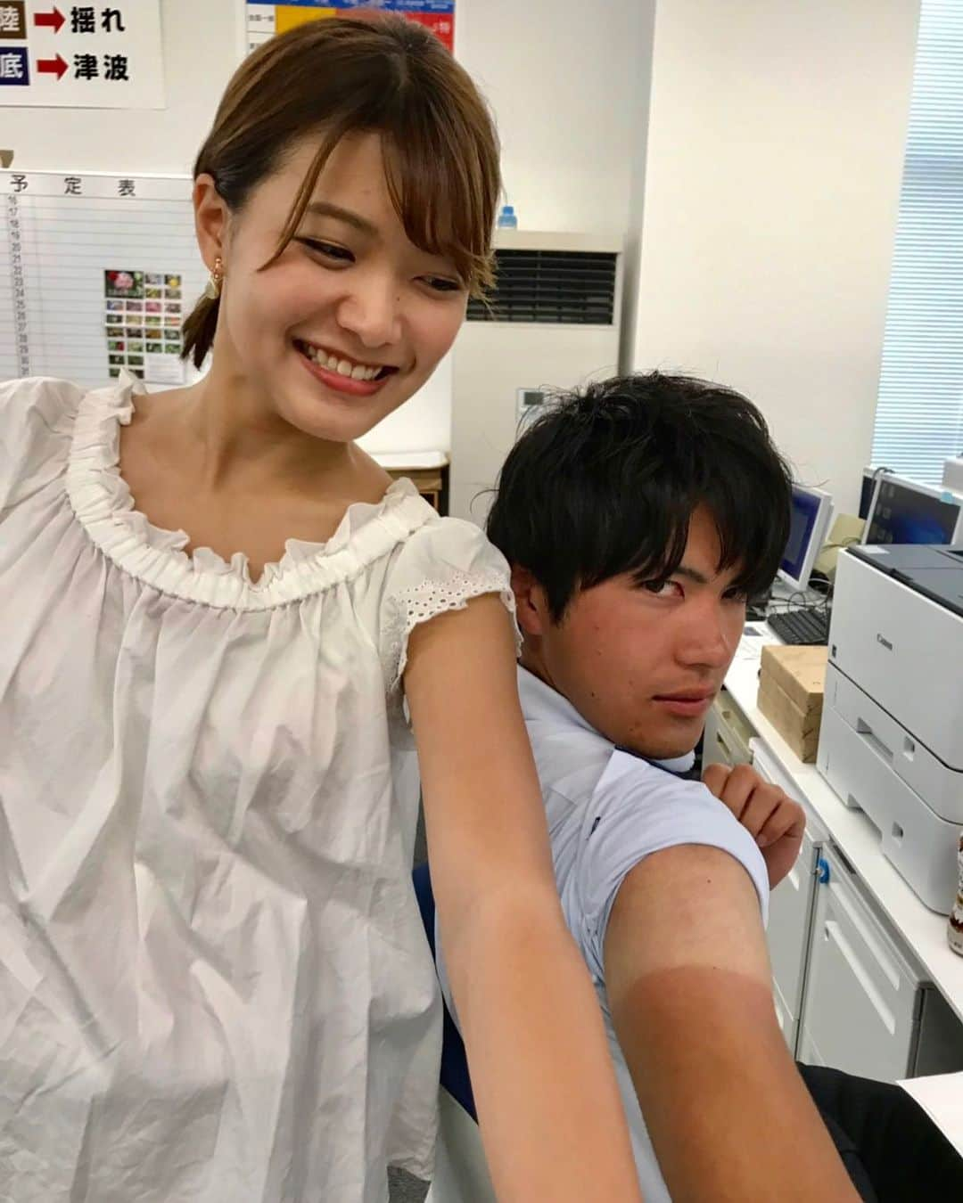 京面龍太郎さんのインスタグラム写真 - (京面龍太郎Instagram)「. . 本日・金曜日の『イブニングKOCHI』キャスター陣。 . 春先からじわりじわりと焼き上げてきた左側と、 ここ最近で一気に仕上げてきた右側。 . 本番もこの並びで座っているので、 裏方のスタッフさんが どこまで補正を効かせてくれるのか… . おたのしみに…フフフ… . #日焼け #痛い #ヒリヒリする #テレビ高知 #イブニングKOCHI #アナウンサー #木岡真理奈 #京面龍太郎」8月2日 14時53分 - kutv_kyomen