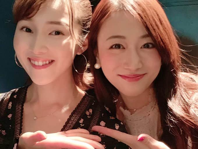 彩星りおんさんのインスタグラム写真 - (彩星りおんInstagram)「リビングルームミュージカル、拝見してきました🎤﻿ ﻿ 渋谷のど真ん中で出演者、バンドの皆さまのパワーが爆発！﻿ 客席は外の猛烈な暑さを忘れて盛り上がっていました🙌✨﻿ ﻿ 記念すべき10回公演は元トップスターのの彩輝なおさんがご出演✨﻿ 月組に組配属されて初めての舞台が彩輝さん主演のエリザベートだったので、お変わりないトート様のお姿に胸熱でした🙈🌙 元宝塚の悠未ひろさんや十輝いりすさん、妃白ゆあちゃんも流石の存在感、可憐さでとっても素敵でした🥰﻿ ﻿ 他のキャストの皆さまもそれぞれのカラーが全然違い、シーンごとに驚かされました✨﻿ ﻿ 写真は宝塚時代お世話になった演出のろんろん先生 (岡本寛子先生) と、以前ご一緒した岡本悠紀君の才能溢れる岡本姉弟。ゆあちゃんと、同じくご観劇だった夢莉みこちゃん。﻿ ﻿ ろんろん先生の作品に込めたメッセージ、問いかけ、ステージを見ながら考え込んじゃいました🕊自分なりに解釈して胸に留めておきたいと思います😌﻿ ﻿ #リビングルームミュージカル﻿ #リビミュ﻿ #tokyo #shibuya #liveintokyo  #lifeintokyo」8月2日 14時54分 - rion.ayahoshi