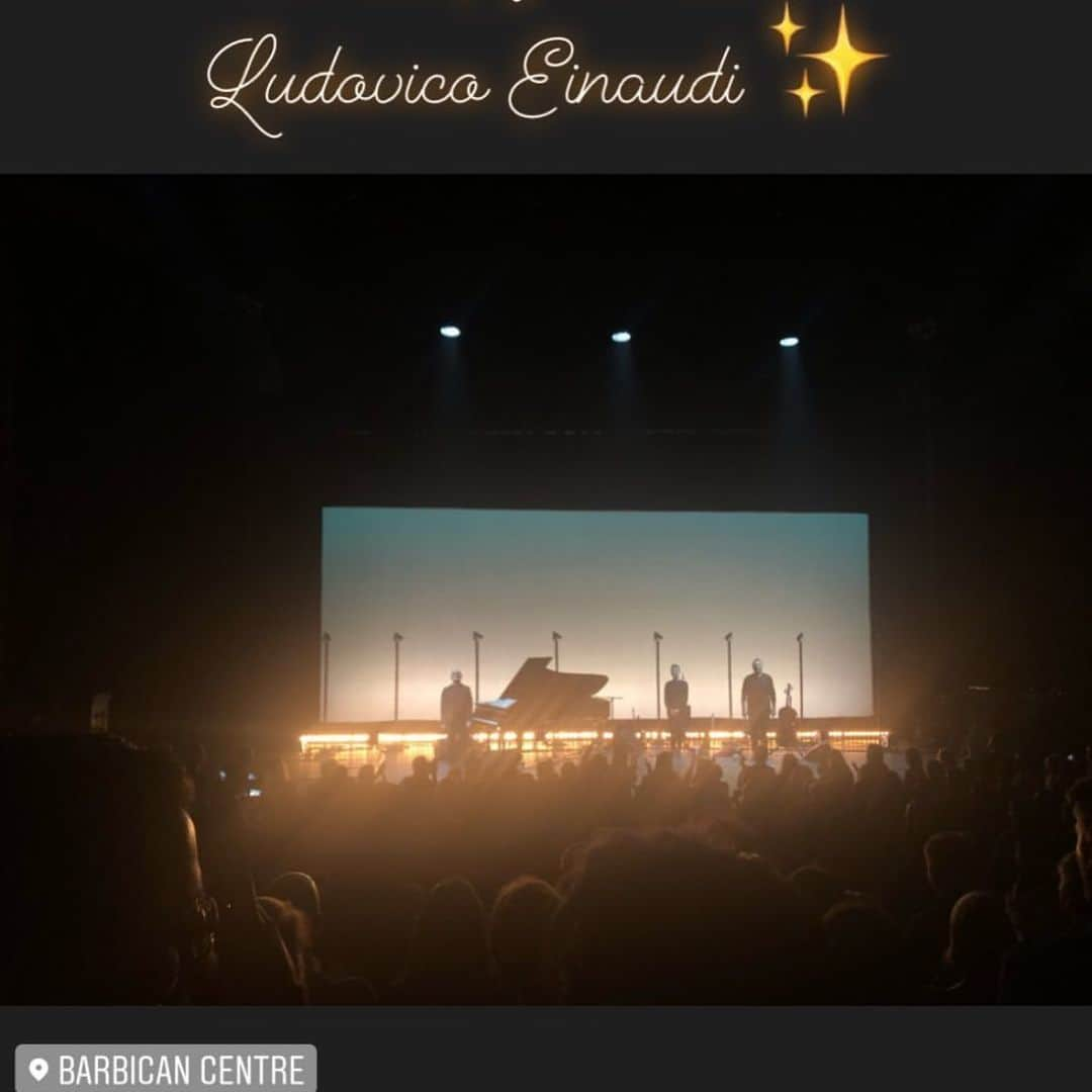 ファーン・コットンさんのインスタグラム写真 - (ファーン・コットンInstagram)「Last night me and two of my lovely mates went and watched @ludovico_einaudi live and it was a magical experience. I was apparently grinning throughout like a kid on Christmas Day according to my mate Sarah and welled up with tears a few times too. The true power of music. Legend! (Pic stolen from my mate Sarah as I was being an obedient observer and stuck to the no phone rule #nerd )」8月2日 14時56分 - fearnecotton