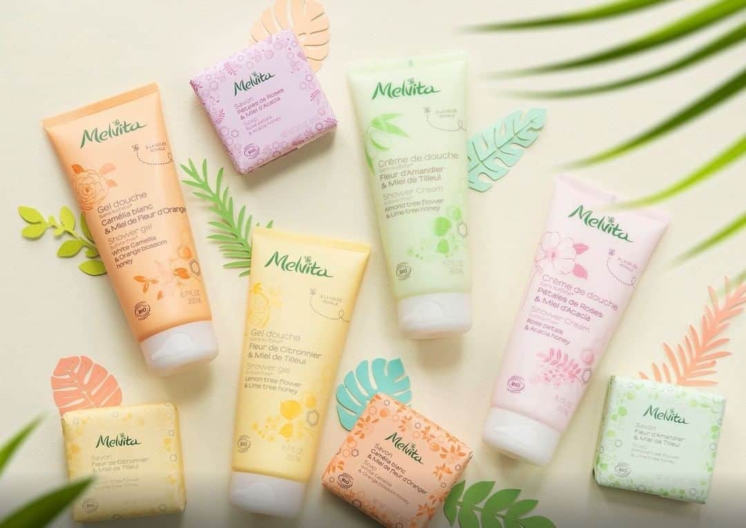 Melvita Officialのインスタグラム：「Le Must have de l’été à avoir dans votre salle de bain 🚿⠀ Un gel douche bio délicatement parfumé, doux pour la peau, doux pour la planète ! ⠀ Leur plus : entre 97% et 98% biodégradables 🌎⠀ Citron, Camélia, Rose, Amande … Lequel deviendra votre préféré ? 😍⠀ ⠀ #Melvita #cosmetiquebio #beautebio #Bodycare #GelDouche #ShowerGel #Fraicheur #Citron #Camelia #Rose #Amande #ShowerEssentials」