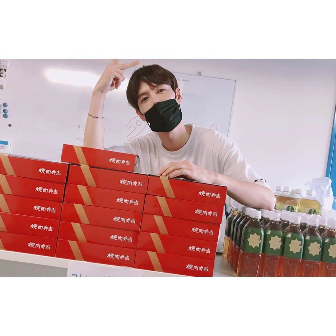 ジヒョク のインスタグラム：「kn tv 레몬사와상 배우들 도시락!!! 너무나감사합니다 !!!! 게다가 죠죠엔 이라니 !!!! 눈물이 납니다 !!! ❤️」