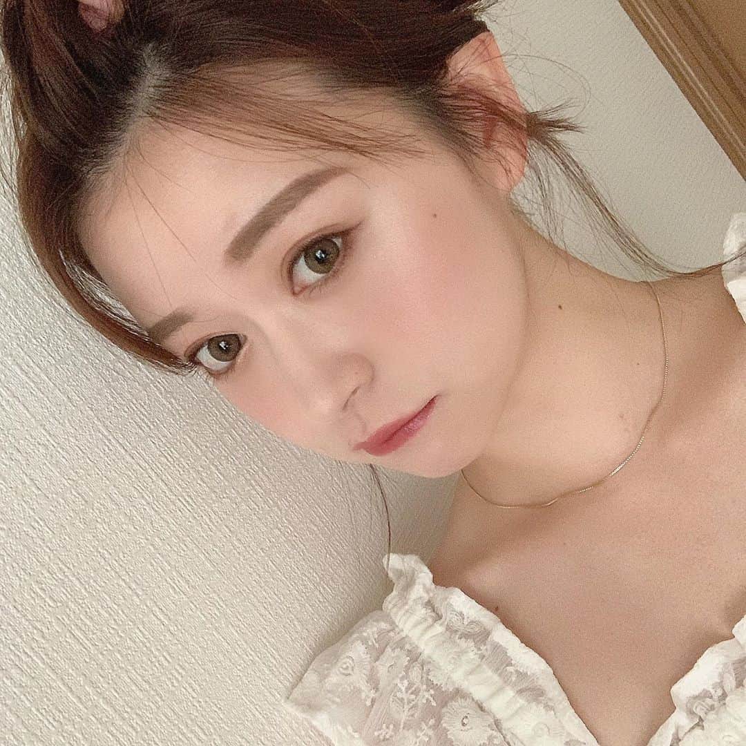 のインスタグラム：「. . \\ハーフ顔メイク// . ■カラコン i-DOL ROZE  アイドルレンズ カンナロゼ ベージュ ■下地 アンブリオリス  モイスチャークリーム MAQuillAGE  ドラマティックライティングベース . ■ベース the SEAM  CPチップコンシーラー 1.25 RMK  ジェルクリーミィファンデーション 201 laura mercier  マットラディアンスベイクドパウダー  ハイライト01 ARTCLASS By Rodin  シェーディング DECORTE  フェイスパウダー 80 CANMAKE  パウダーチークスPW41 . ■眉 INTEGRATE  スリムアイブローペンシル BR641 KATE  デザイニングアイブロウN EX-4 キスミー  ヘビーローテーション カラーリングアイブロウ 03 アッシュブラウン . ■アイメイク CANMAKE  パーフェクトスタイリングアイズ 19 ヒロインメイク  ロング&カールマスカラ 02 MAYBELLINE  ハイパーシャープライナー BR-3 . ■リップ CHICCA  メスメリック リップスティック 45 CHICCA  メスメリック グラスリップオイル 07 . ■化粧崩れ防止 CLARINS  フィックス メイクアップ . . #コスメ紹介#化粧品#メイク#コスメ好き#コスメ好きさんと繋がりたい#美容好きな人と繋がり#コスメレポ#プチプラ#プチプラコスメ#デパコス#マキアージュ#CHANEL#CANMAKE#韓国コスメ」