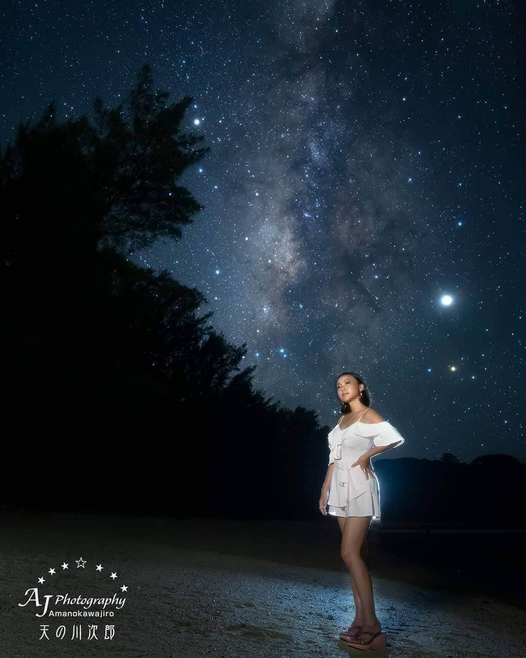 COMA-CHIのインスタグラム：「All the stars are closer... It was a wonderful moment🌠 昨夜、獅子座新月の夜に７年ぶりに @amanokawajiro さんに撮影して頂きました。ため息出るほど素晴らしい写真に感動…。 ☆  天の川の右に大きく輝いているのは、 拡大、発展の星「木星」。 占星術では豊かさの象徴でもあり、一番の吉星とも言われています。 ・ 今年は12年に一度、木星のパワーが最大になると言われる「ジュピターイヤー」でもあり、そのパワーの恩恵を受ける事で幸せが何倍にも膨れ上がるんだって❣️ ・ 木星の撮影を意図とした訳ではなく、たまたま映り込んでしまった！！ この写真自体からスーパージュピターエネルギーがガンガン放出されてますよ💫 ・ こんな写真が撮れちゃう次郎さん…マジで人間国宝クラスだよ～！！ #星空 #星空フォト #天の川次郎 #天の川 #木星 #ジュピター #jupiter #nightsky #starphotography #milkyway #星 #星読み #西洋占星術 #占い #絶景 #絶景スポット #日本の絶景 #星空ポートレート #宇宙 #ロマンチック #mood #beautiful #beautifulpic」