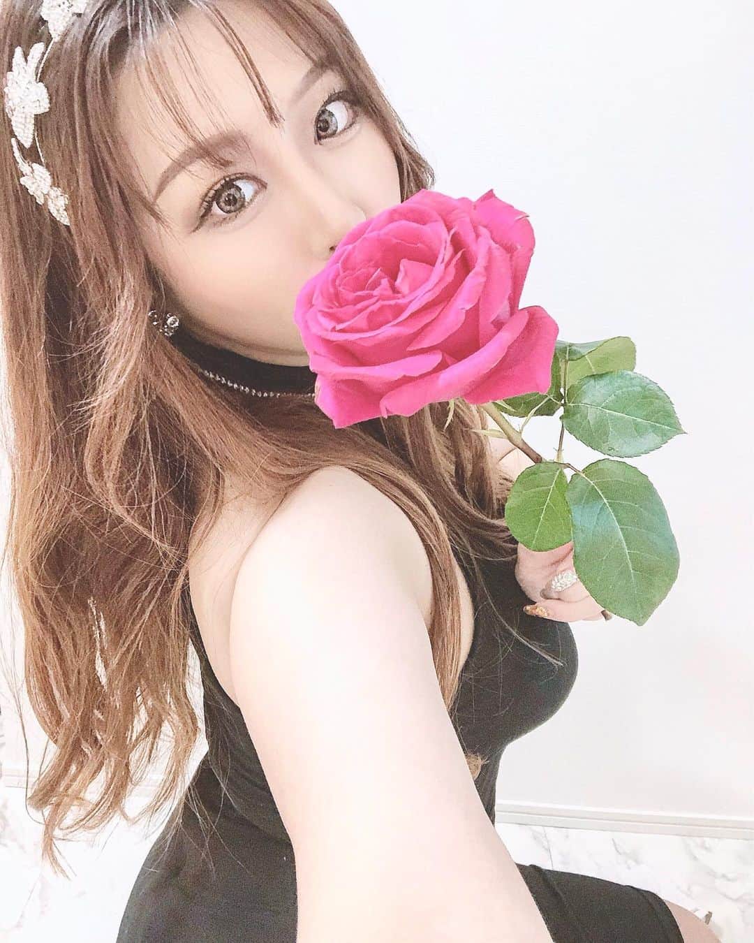 神宮 若奈さんのインスタグラム写真 - (神宮 若奈Instagram)「キレイな薔薇とお気に入りのヘアドレス🌹💖 . . 可愛いものに囲まれてるのって とっても幸せだよねーっ🥺💖 . いただいたバラがすごく大きくて 立派でいい香りで幸せ💖💖💖 . . バラと一緒に写真を撮りたくて 吸い込まれるようなキレイなデザインの カラコンちゃんをつけて お人形さん風にしてみたよ💖 (あんまり違いわかんないよねきっとw) . . Barbieちゃんをイメージしてるのwww . 今回のBarbie人形eyeに使ったのは クララコンタクトのミラグレーだよ🌟 . 日本人の髪色や肌にも浮かずに使えるのに お人形さんの目みたいに キラキラしているように見える とっても可愛いカラコンちゃん💕 . . グレーだから暗い髪色にも合いそう！！ (2枚目は割とアップめ) @claracontact . #ミラグレー #mildgray #クララコンタクト #claracontact #ハーフ顔 #外国人風メイク #ハーフ風メイク #makeup #cosme #人形メイク #dollmake #整形メイク #メイク #美容マニア #コンタクト #カラコン #ゲキ盛れ #可愛い #love #instagood #like #kawaii #wakanastyle #wakanabody #sexy #Barbie #barbiedress #barbiemakeup #巨乳 #巨乳族」8月2日 15時31分 - jinguwakana