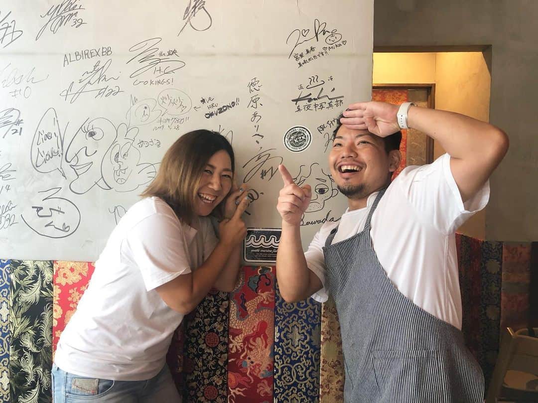 宮里美香さんのインスタグラム写真 - (宮里美香Instagram)「*** 皆さん、沢山のコメント本当にありがとうございます😭 . 左脇の痛みですが、ピークの時の痛さに比べるとだいぶよくなっています。来週の試合に向けて少しずつ準備します！！ . 沖縄に帰って来て、今日は興南高校の先輩が4月に北谷にオープンした、中華屋さんへ食べに行って来ました😊 . 担々麺めっちゃ美味しかった⭐️ . リョウセイさん！ ありがとうございました☺️ . 北谷に行かれた際は、ぜひ”炒炒”へ！！ . #少しずつよくなってます #ご心配をおかけしました  #今後気を付けます . #興南高校 #先輩 #琉球chinese炒炒」8月2日 15時44分 - mikamiyazato_official