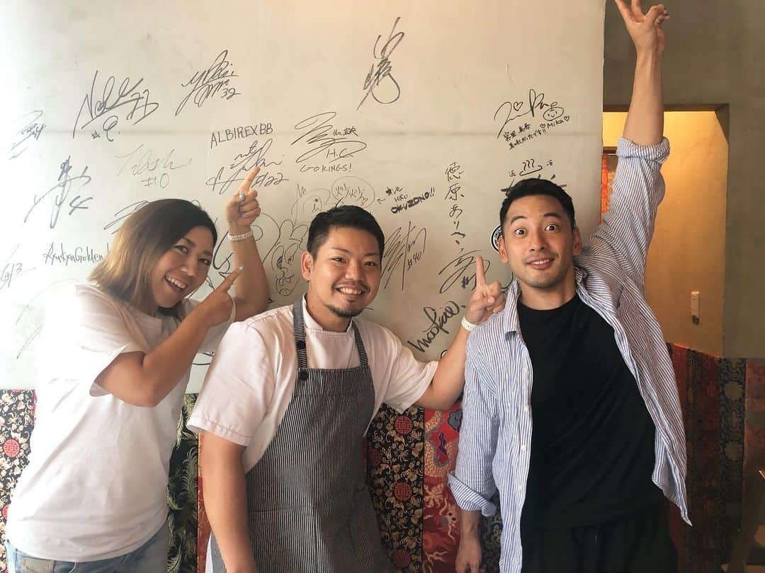 宮里美香さんのインスタグラム写真 - (宮里美香Instagram)「*** 皆さん、沢山のコメント本当にありがとうございます😭 . 左脇の痛みですが、ピークの時の痛さに比べるとだいぶよくなっています。来週の試合に向けて少しずつ準備します！！ . 沖縄に帰って来て、今日は興南高校の先輩が4月に北谷にオープンした、中華屋さんへ食べに行って来ました😊 . 担々麺めっちゃ美味しかった⭐️ . リョウセイさん！ ありがとうございました☺️ . 北谷に行かれた際は、ぜひ”炒炒”へ！！ . #少しずつよくなってます #ご心配をおかけしました  #今後気を付けます . #興南高校 #先輩 #琉球chinese炒炒」8月2日 15時44分 - mikamiyazato_official
