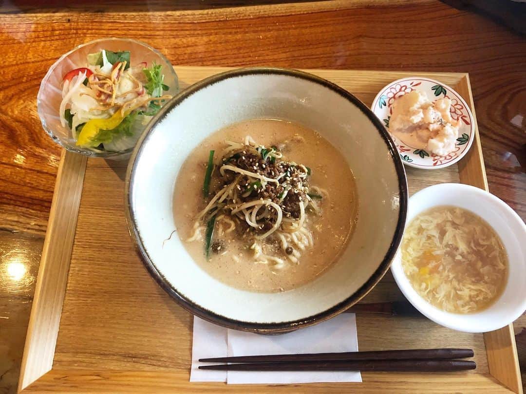 宮里美香さんのインスタグラム写真 - (宮里美香Instagram)「*** 皆さん、沢山のコメント本当にありがとうございます😭 . 左脇の痛みですが、ピークの時の痛さに比べるとだいぶよくなっています。来週の試合に向けて少しずつ準備します！！ . 沖縄に帰って来て、今日は興南高校の先輩が4月に北谷にオープンした、中華屋さんへ食べに行って来ました😊 . 担々麺めっちゃ美味しかった⭐️ . リョウセイさん！ ありがとうございました☺️ . 北谷に行かれた際は、ぜひ”炒炒”へ！！ . #少しずつよくなってます #ご心配をおかけしました  #今後気を付けます . #興南高校 #先輩 #琉球chinese炒炒」8月2日 15時44分 - mikamiyazato_official