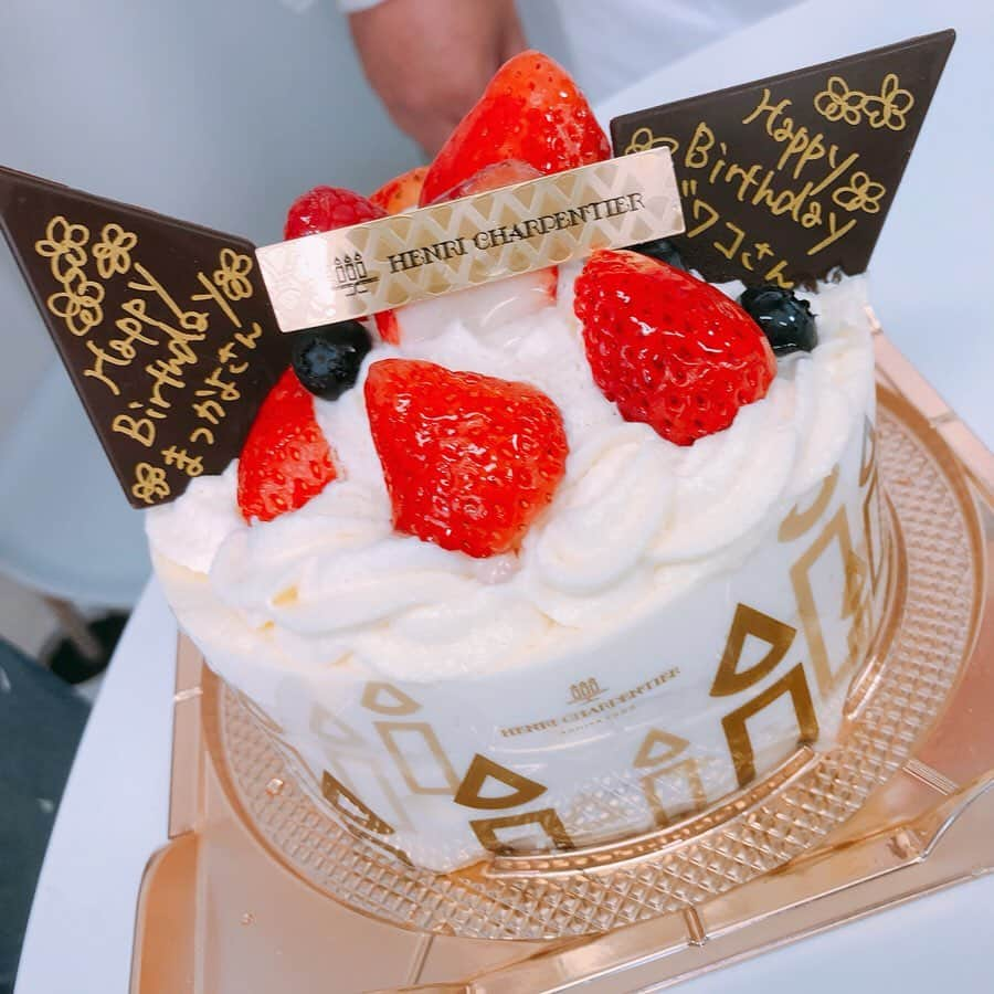 松本圭世さんのインスタグラム写真 - (松本圭世Instagram)「. 最高のお誕生日プレゼント頂きました〜💕﻿ 1番好きな牌の"中"のクッション🀄️✨﻿ ﻿ 今日の﻿ パチテレ！情報プラスHYPER！﻿ の収録にて﻿ ひと足早くお祝いして頂きました♪﻿ ﻿ 去年のイーソウのトートバッグの続き﻿ スタッフさんが麻雀グッズを探してくださって﻿ 泣けるほど嬉しい…😭💕﻿ ﻿ いつも素敵な現場で幸せです💋﻿ ﻿ @mycloset2010 さんの緑の衣装と﻿ ベストマッチしすぎてて﻿ まるで１人雀卓🤣🤣🤣﻿ ﻿ 射駒さんもスタッフさんも﻿ いつも本当に﻿ ありがとうございます(*´꒳`*)﻿ ﻿ さて﻿ このあと18時からは﻿ #AbemaTV 麻雀chにて﻿ #オールスター麻雀 生放送です！﻿ ﻿ #アナウンサー  #女子アナ #フリーアナウンサー #グラビア #衣装 #ドレス #インスタ映え #パチテレ！ #情報プラスHYPER #射駒タケシ #fashion #instagood #followme #mycloset #渋谷」8月2日 15時52分 - matsukayo0806