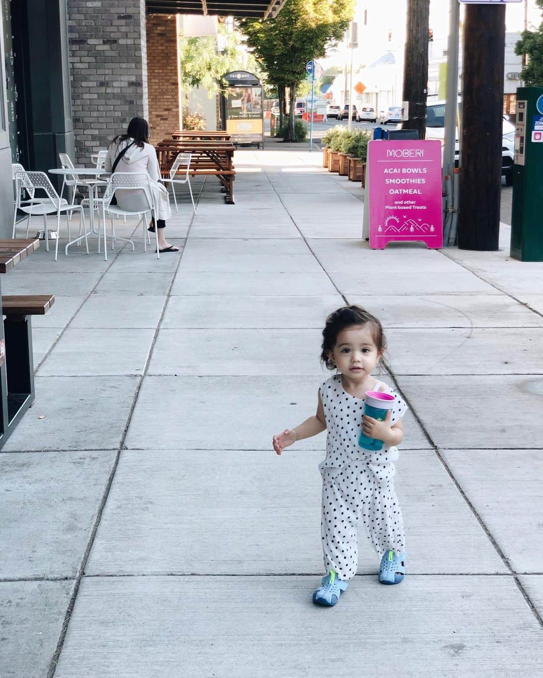 大橋菜央さんのインスタグラム写真 - (大橋菜央Instagram)「Post yoga walk, holding her own tumbler🧘‍♀️ . . . 朝ヨガ帰りにマイタンブラーを抱えながら 歩くOL風のMia😂 . 肩のあたりがセクシー💘 . . . #tothecafe #morningwalk #朝さんぽ #朝ごはんへ #portland #portlandtrip #ポートランド #ポートランド旅行 #生後17ヶ月 #1歳5ヶ月 #miababyliving #isook #nike #naoliving_portland」8月2日 15時53分 - naoliving