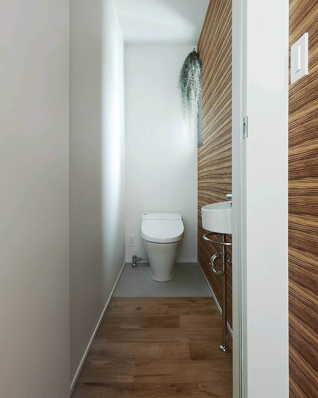 有限会社 稲葉製材住宅のインスタグラム：「トイレは秘密の場所🚽 来客時おしゃれ空間だと一目置く家に グリーンがあれば何気なく落ち着きますね😊  #トイレ#おしゃれ#シンプルイズベスト#グリーン#新築#家づくり#マイホーム#マイホーム計画#家#暮らし#使いやすい家#暮らしやすい家#空間#リフォーム#リノベーション#リノベ#一戸建#規格住宅#家が欲しい#高性能#工務店#熊本#玉名#山鹿#荒尾#稲葉製材住宅#イナバ」