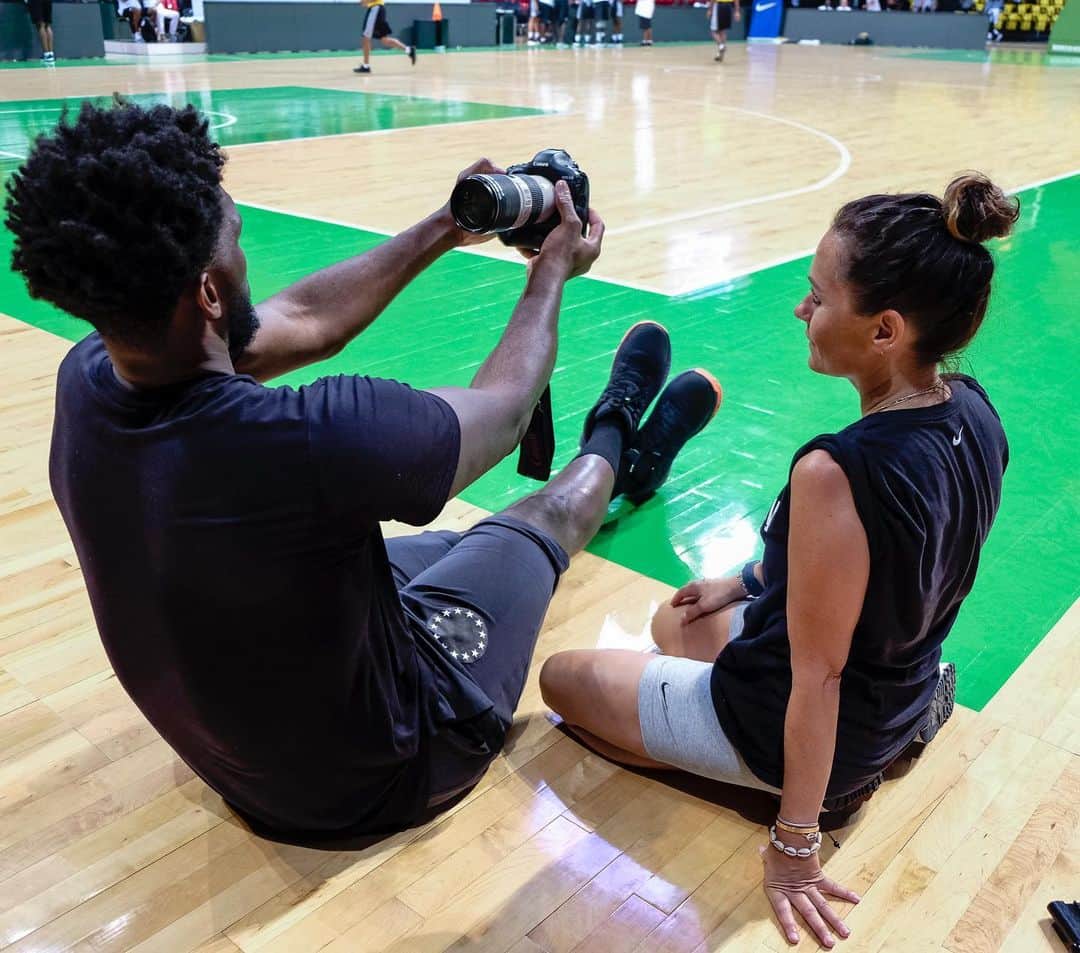 NBAさんのインスタグラム写真 - (NBAInstagram)「📸 @joelembiid picks up a new hobby at #BWBAfrica!」8月2日 16時00分 - nba