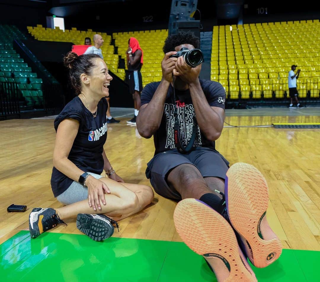 NBAさんのインスタグラム写真 - (NBAInstagram)「📸 @joelembiid picks up a new hobby at #BWBAfrica!」8月2日 16時00分 - nba