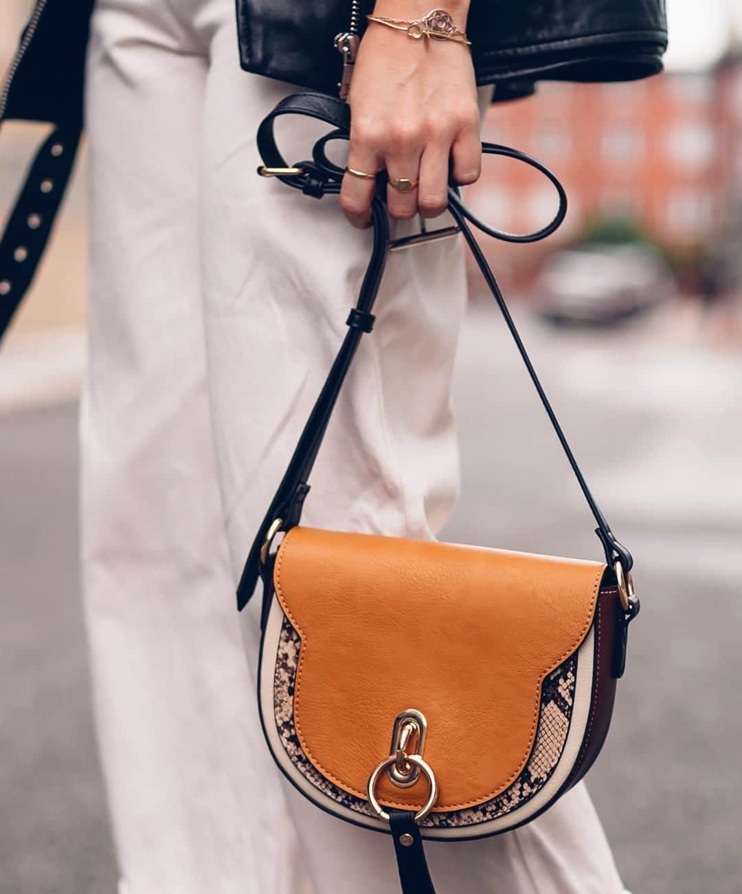 アクセサライズのインスタグラム：「Reworking retro silhouettes in an ultra-modern look, our Benni saddle bag features colour-block tan hues and a touch of snake print. 📷 @styledwithsallie 🔍 7904710200 Tap the link in the bio to shop now.  #Accessorize #Accessorizer」