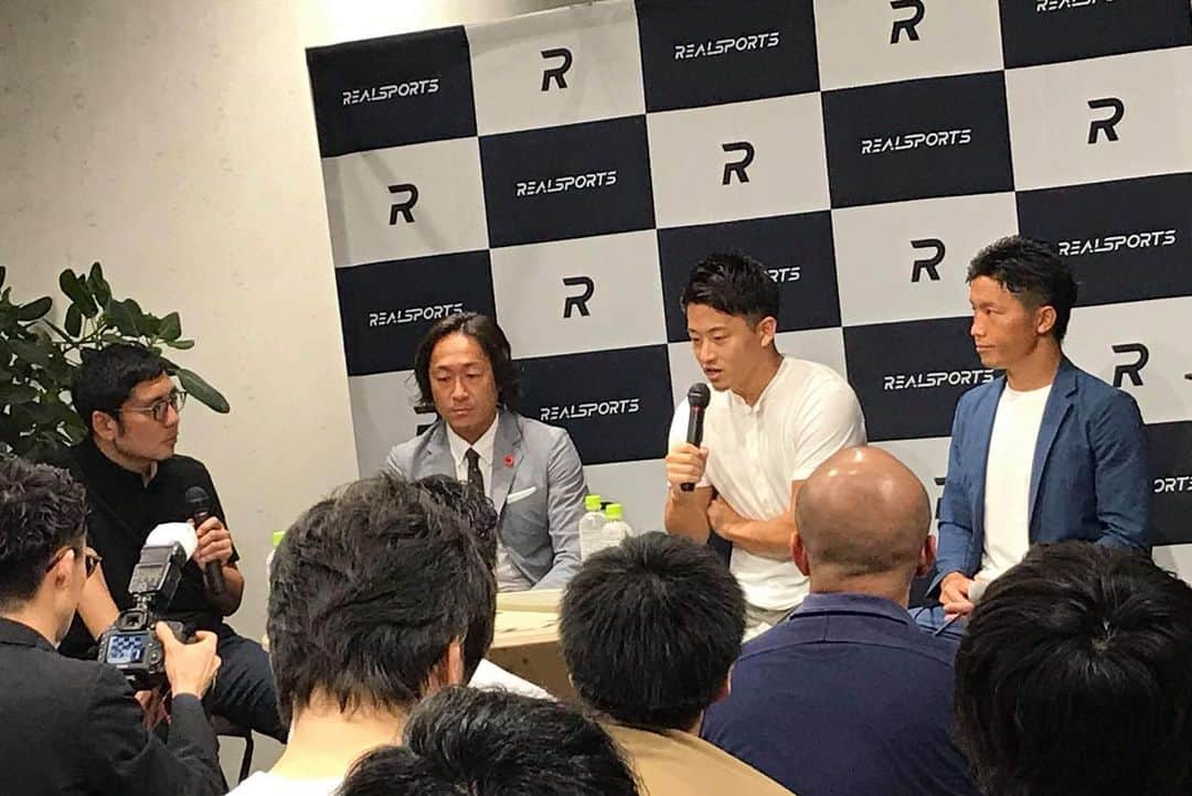 近藤慎吾さんのインスタグラム写真 - (近藤慎吾Instagram)「「REAL SPORTS Kick Off Party」へ行って来ました。 錚々たるメンバーに混ぜて頂き、登壇の機会を頂きました。 色々な話に触れて、日本におけるスポーツの意義の確立、スポーツスポンサードの新たな解釈、スポーツ界の健全かつ潤沢な資金繰りの仕組みの構築に貢献していきたいと感じました。 まずは選手として結果を出す為頑張ります！  関係者の皆さんありがとうございました。  登壇者の皆さん #村中悠介 さん #石川直宏 さん #岡部恭英 さん #岩本義弘 さん #前田眞郷 さん  #REALSPORTS  #サッカー #DMM #シントトロイデン #アメフト #アスリート #fc東京 #水戸ホーリーホック #スポーツビジネス」8月2日 16時03分 - kondoshingo0223