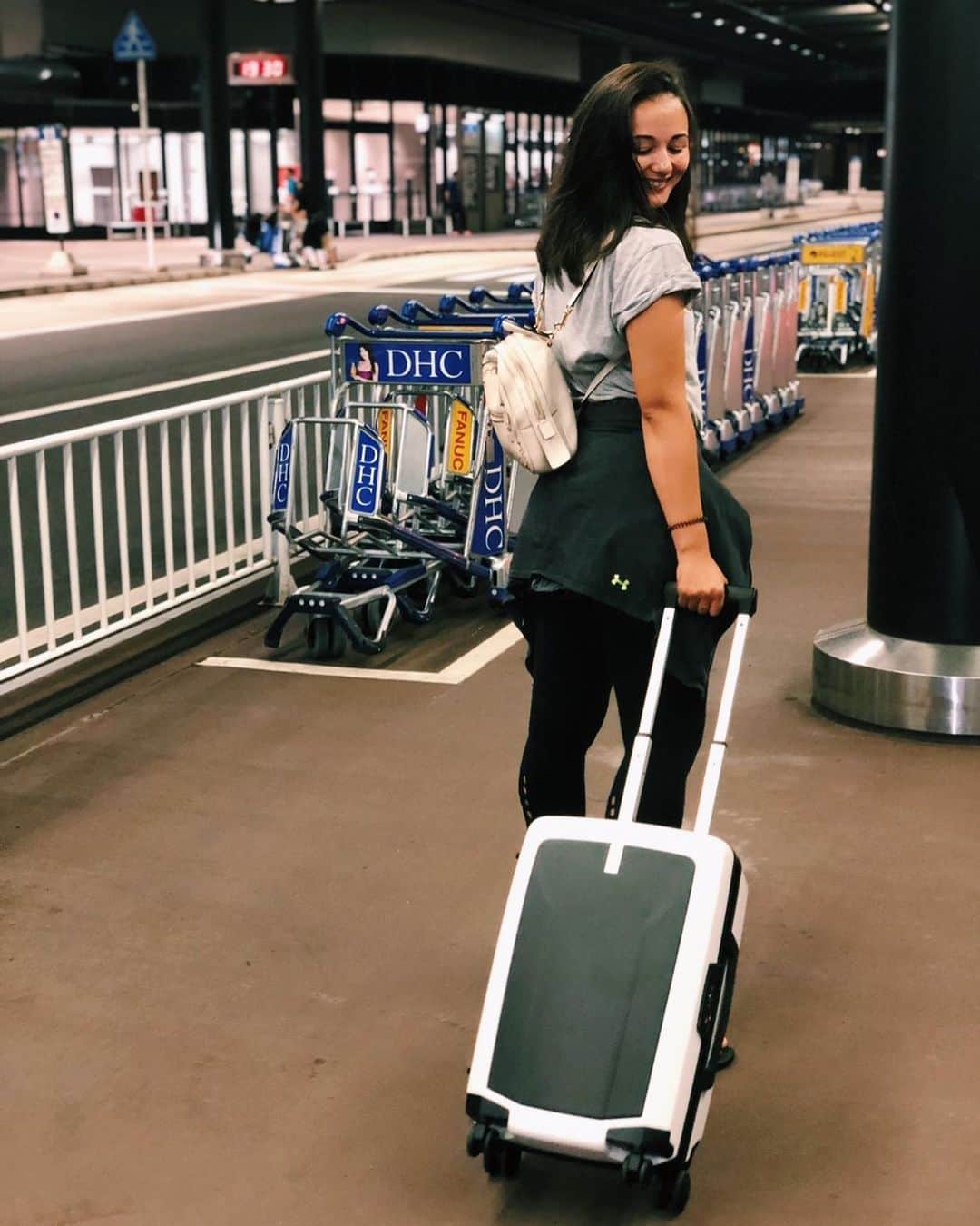 エリナ シルカさんのインスタグラム写真 - (エリナ シルカInstagram)「仕事とかでちょいちょい1人で飛行機乗る機会が増えてきたから 持ち込み用のスーツケースを探していて… 私が愛用しているベビーカーメーカーの @THULE がスーツケースも出してて、最近知ったからゲットせずにはいられなかった〜(^^) 大体仕事だと3泊くらいお出かけするんだけど、それくらいの洋服入れてもまだスペースに余裕があって、めちゃくちゃ助かる✈️✈️ 私が持ってるホワイトは今エストネーション六本木店で期間限定で販売されてるのでチェックしに行くのオススメです(^^) @estnation_roppongihills  @estnation_jp  #エストネーション #estnation #Thule #スーリー」8月2日 16時08分 - laura_elina_ymd