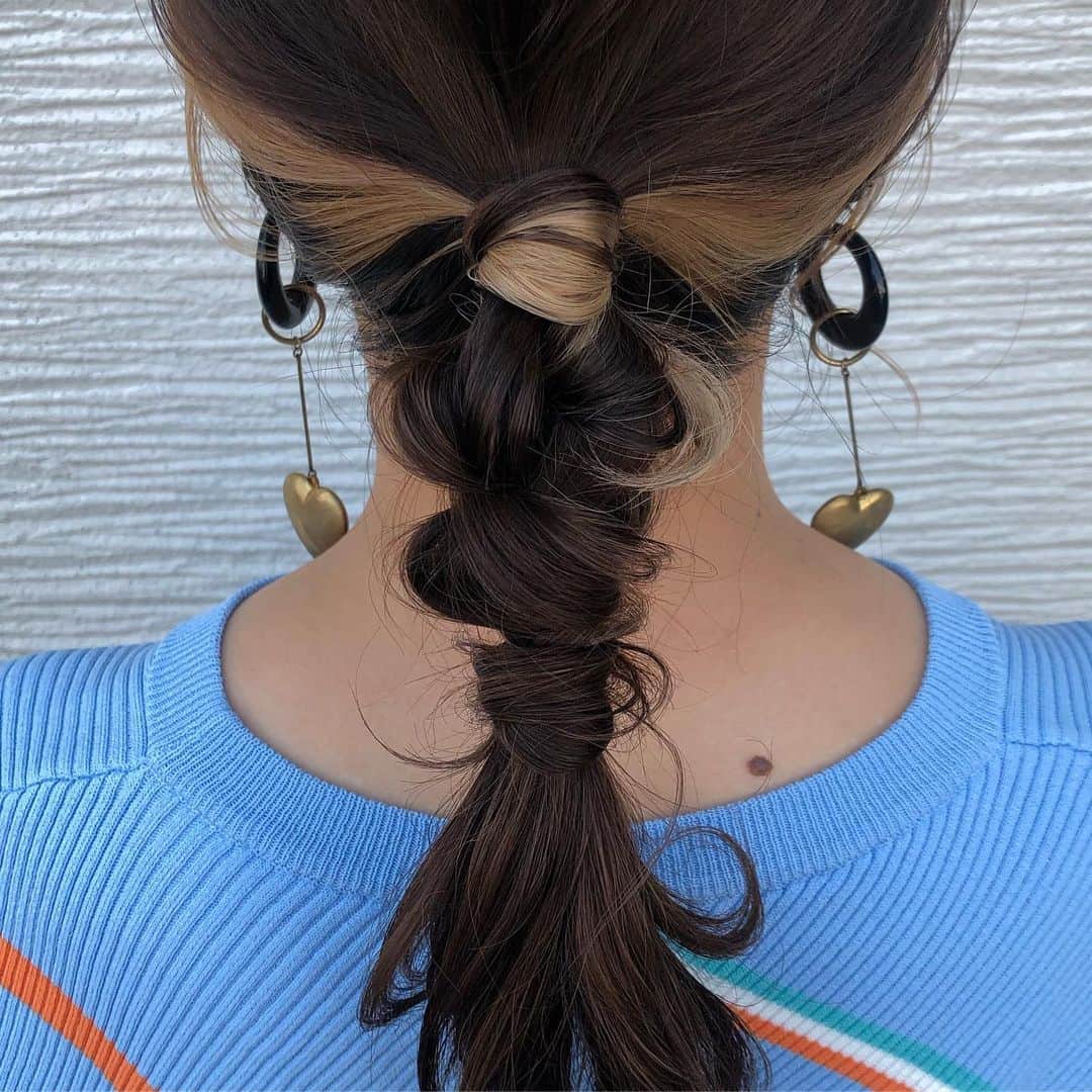 yu nakamura ヘアアレンジ hairarrangeのインスタグラム：「インナーカラーかわいい♡ 前髪にも入ってる♬  #レイフィールド #rayスタイル#一宮#一宮市#ヘアアレンジ#ミディアム#セルフアレンジ#ミディアムアレンジ#hair#haircolor #fashion#おしゃれ番長あや」