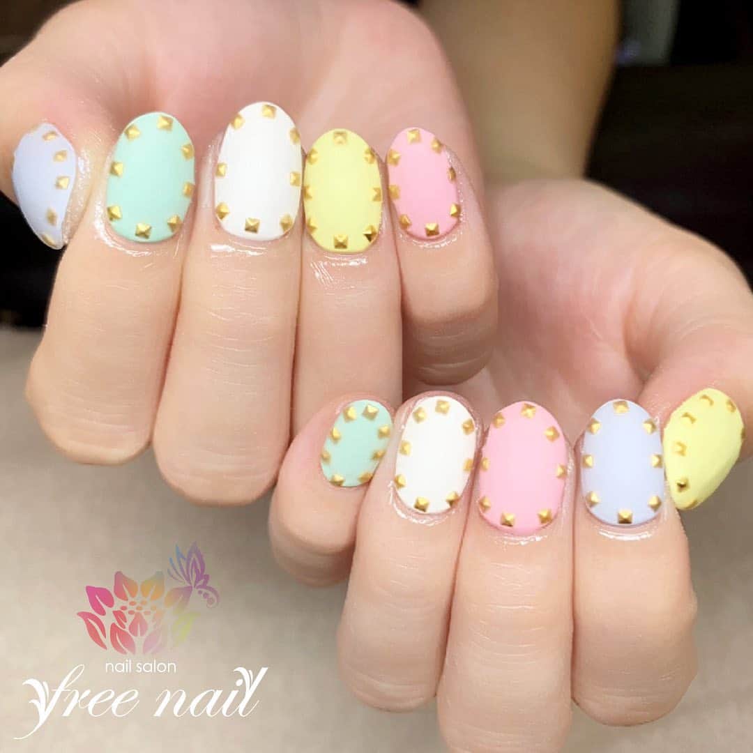free nail フリーネイルのインスタグラム：「. お客様ネイル💅🏻🐝✨ . キューティーマットネイル🍬✨ . トレンドのキャンディーペールカラーで So cuuuuute🙈🍬✨ . ご来店ありがとうございました🙇🏻‍♀️🙇🏻‍♀️🙇🏻‍♀️💗 . #ネイル #フリーネイル #ネイルアート #ジェルネイル #ネイルサロン #大阪ネイルサロン #ネイルデザイン #ネイルチェンジ #マットネイル #スタッズネイル #カラフルネイル #ペールカラー #パステルカラーネイル #デザインネイル #シンプルネイル #トレンドネイル #こだわりネイル #ショートネイル #夏ネイル #美甲 #日式美甲 #summernails #nailsart #nailsalon #nailsdid #newnails #newnail #freenail」