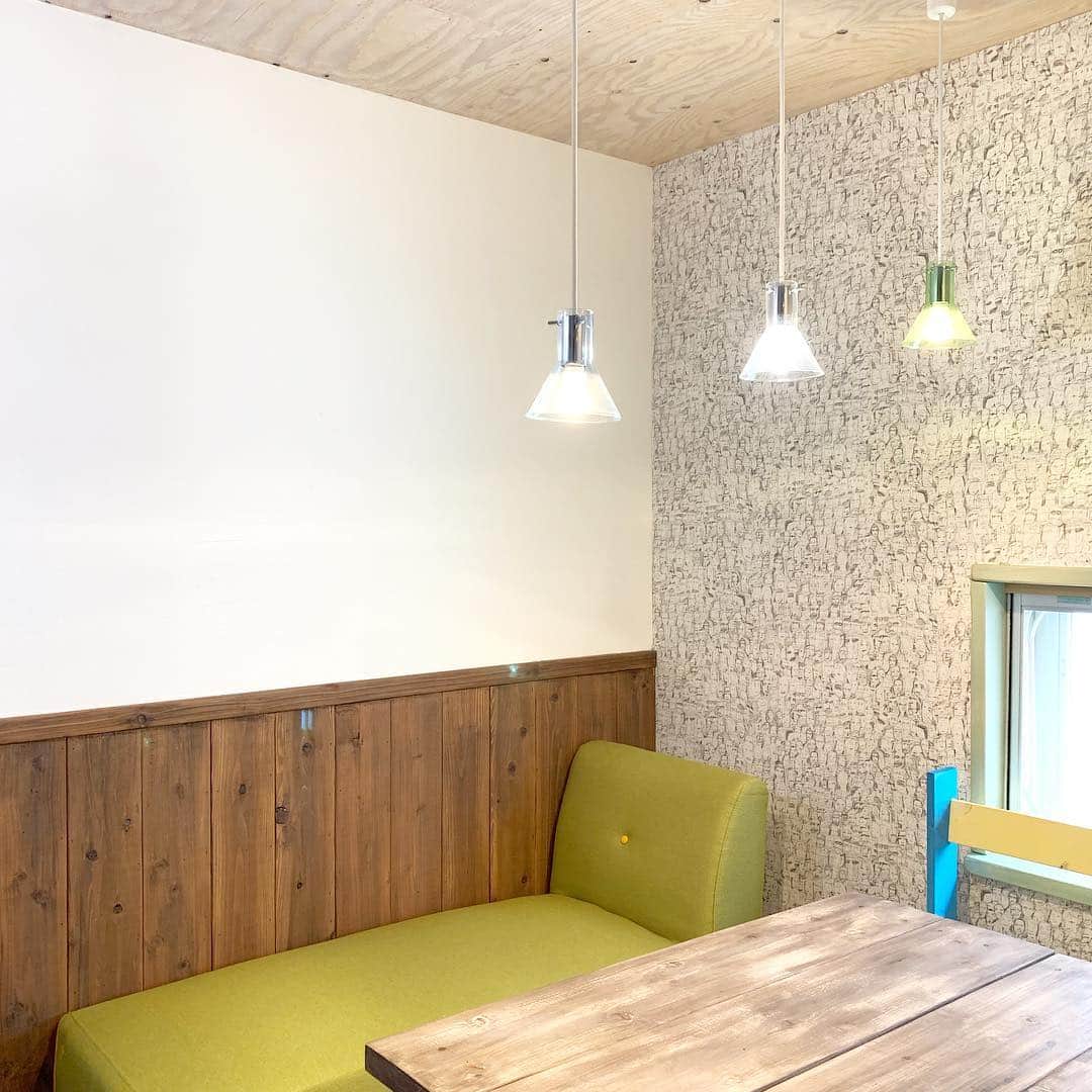 SUNNYDAY工務店さんのインスタグラム写真 - (SUNNYDAY工務店Instagram)「・ Sunnyday工務店の 2F打ち合わせスペース🏠 ・ 自然塗料で仕上げた板壁に スイス漆喰🇨🇭の組み合わせはベストマッチ👍😃 スイスのカルクウォールは 天然成分100%の本漆喰！ 呼吸する壁は 室内の空気を常に綺麗にしてくれます(アレルギーの方に喜ばれます) ・ pic２枚目 10色の天然鉱物顔料で自由な色に変える事も可能☺️ こちらの顔料を使った 手形アートのイベントもございます✨ ・ pic３枚目 言わないと気付いてもらえない 壁紙の柄😁 顔がいっぱいなんですっ！ どの顔がお好み？ ・ 完全注文住宅ですので こういった遊びもできます👍 壁の一面だけ 柄物でもオシャレですよ。 ・ 🏠毎月第1、3日曜日は [Sunnyさんのおうち相談会] おうちを建てる時期、ローンの事、店舗... なんでもご相談下さい☀️ ＊要予約.お時間お日にちご相談にのります ・ サニーデイ工務店 ☎︎0725-58-7428 🔸 #sunnyday工務店#sunnydaykohmuten#サニーデイ工務店#工務店#忠岡#泉大津#和泉市#新築#リフォーム#リノベーション#自然素材#自然素材のおうち#お家#漆喰#自然塗料#体に優しいおうち#注文住宅#注文住宅大阪#スイス漆喰#カルクウォール」8月2日 16時17分 - sunnyday_321