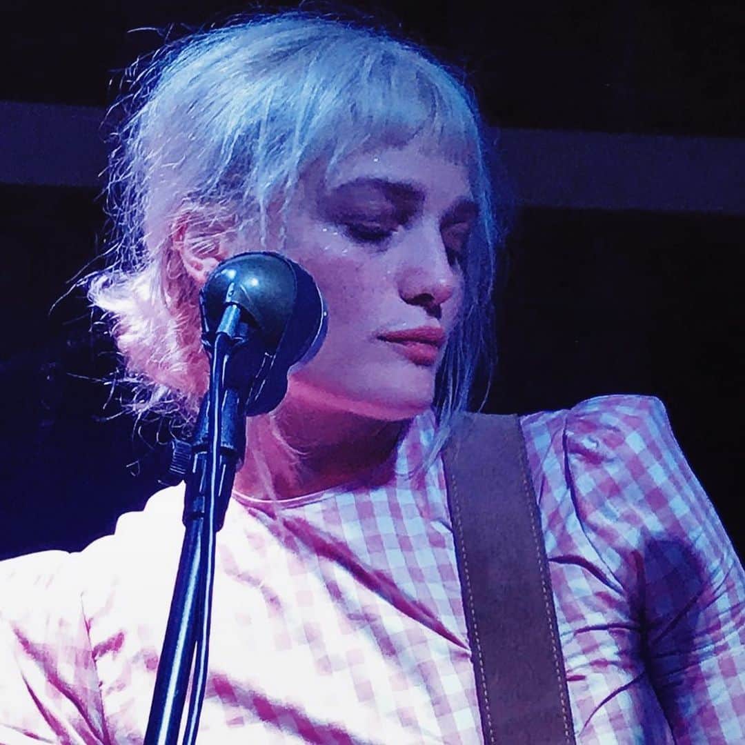 のインスタグラム：「thank you @sodabarsd for a crazy fun messy exuberant noisy wild absolutely wonderful evening. we loved it. so good to be back. so so good. dress  @thevampireswife ♥️🙏🏻 @leithclark 📷 @jes5icakate」