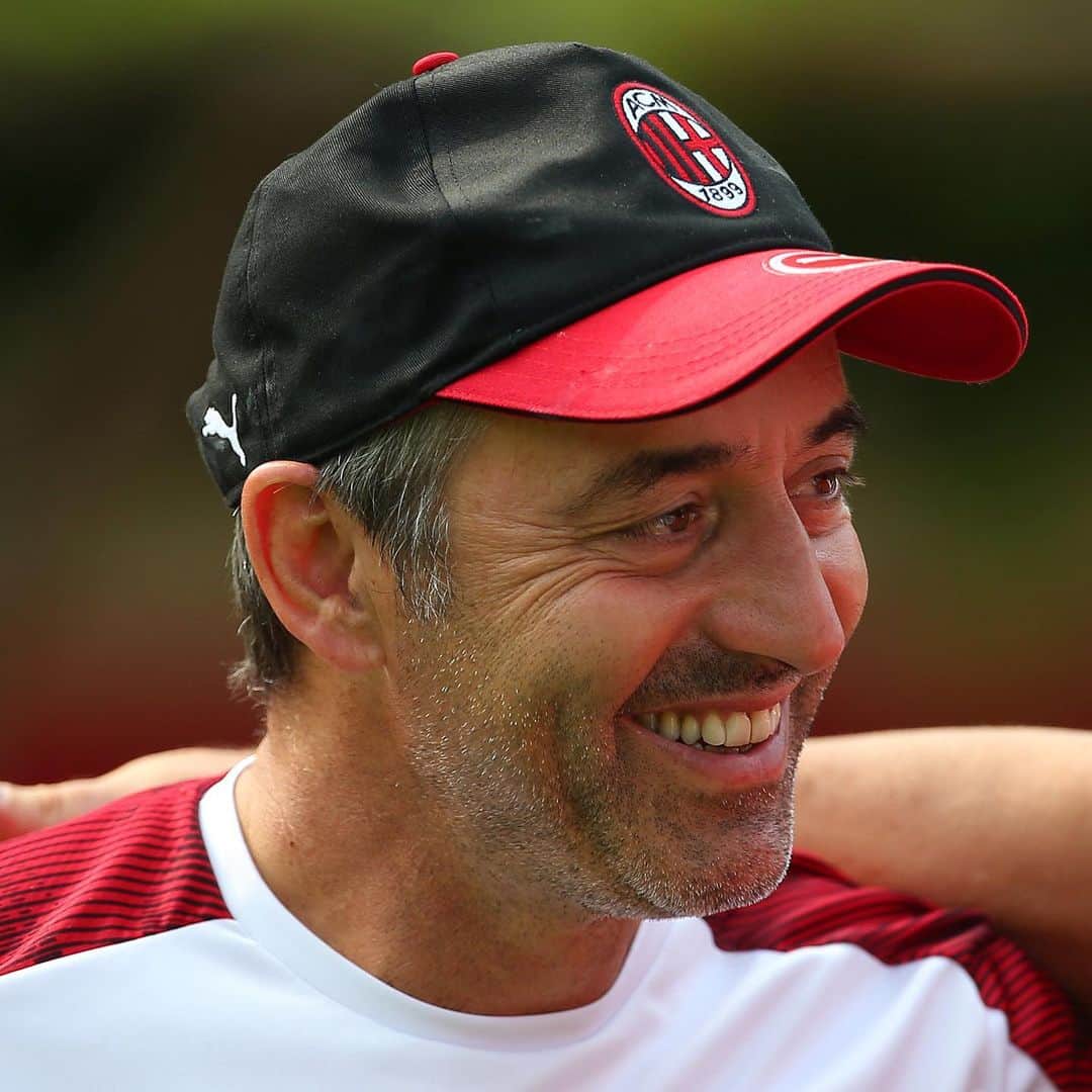 ACミランさんのインスタグラム写真 - (ACミランInstagram)「Another birthday wearing your coaching gear, and a Rossoneri one too. Have a great day Coach, Marco Giampaolo 🔴⚫ Un compleanno al lavoro, il primo in rossonero. Tanti auguri Mister! 🔴⚫ #ForzaMilan」8月2日 16時19分 - acmilan