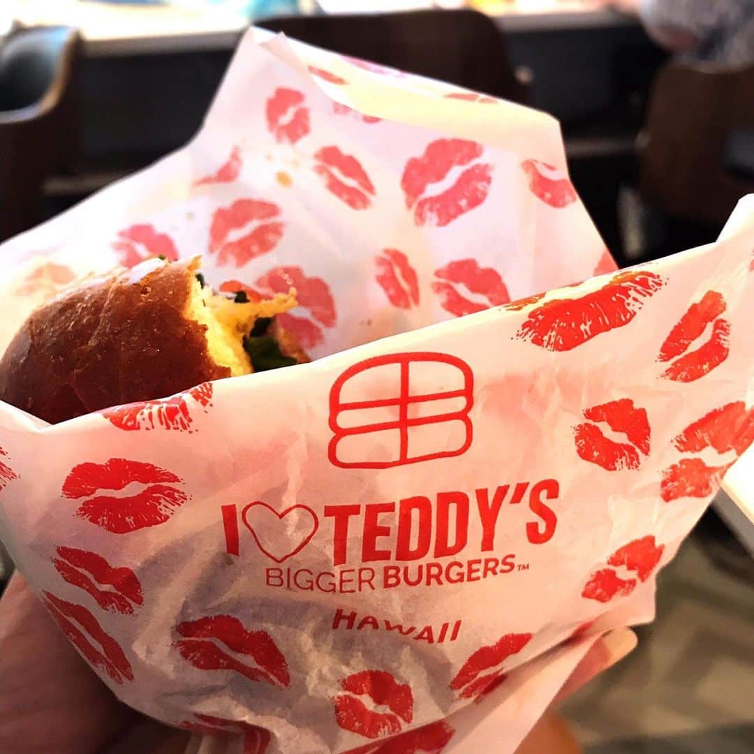 大原かおりさんのインスタグラム写真 - (大原かおりInstagram)「先日、原宿にある大好きなハンバーガー屋さん『TEDDY’S BIGGER BURGERS🍔』に行ってきました👯‍♀️💕 クーラーの効いているテラスは、嬉しいことにワンちゃんもOKだよっ🙆‍♀️🐶💕 ☺︎ ここのハンバーガーが一番好き❤️ ハンバーガーを包む紙のデザインが可愛くなってた〜💋💋💋 ☺︎ ハワイが誇る世界一美味しいハンバーガー❤︎❤︎❤︎ 「ハワイズ・ベスト」ハンバーガー部門では2001年から18年連続ベストバーガー賞受賞の記録を更新中のテディーズ🍔✨ ☺︎ ロコモコも、餅粉で揚げた唐揚げも病みつきになる美味しさ😍🙌 帰りに…大先輩方のサインの真ん中に私もサイン書かせてもらいました〜😘✏️ サインの場所が。。 極楽とんぼの山本さんの下でした♡w また近々行こ〜っと😘 ☺︎ 🍔TEDDY’S BIGGER BURGERS🍔 渋谷区神宮前6-28-5 宮崎ビル２Ｆ ☎️ 03-5774-2288 ⏰ 11:00〜23:00 * #原宿 #ハンバーガー #肉 #肉テロ #テディーズビガーバーガー #テディーズ #ハワイ #ベストバーガー #TEDDYSBIGGERBURGERS #HAWAII #hamburger #ロコモコ #もちこチキン #唐揚げ #包み紙 #キスマーク #インスタ映え だね #💋 #渋谷区 #原宿ランチ #原宿カフェ #涼しいテラス #犬OK #DogOk #DogCafe #嬉しいね #🐶 #🍔 #❤️」8月2日 16時20分 - oharagaori_otty