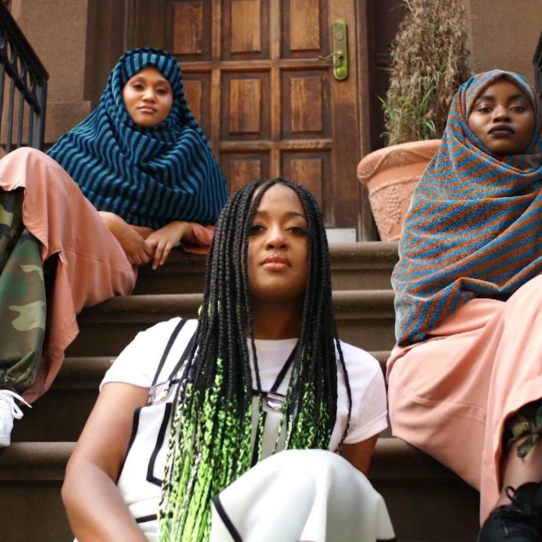 Vevoさんのインスタグラム写真 - (VevoInstagram)「In her new album 'Eve,' @Rapsody celebrates women and sisterhood by naming tracks after inspirational figures. Her first single is named after the first Olympian to wear a hijab while competing. Watch "Ibtihaj" ft. @dangelo_music & @therealgza now. ⠀⠀⠀⠀⠀⠀⠀⠀⠀ ▶️[Link in bio] #Rapsody  #dangelo #gza #Ibtihaj」8月3日 3時21分 - vevo