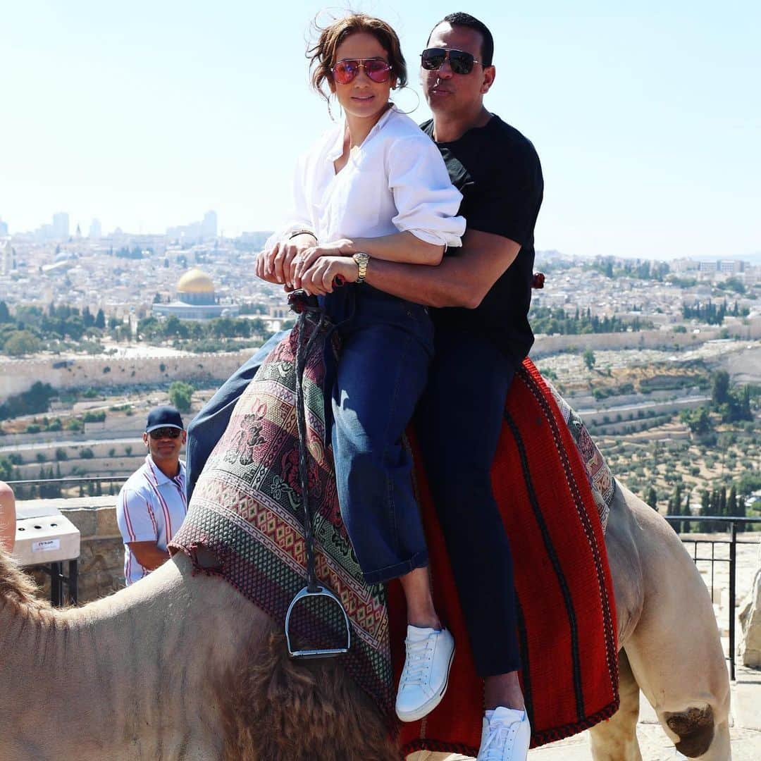 ジェニファー・ロペスさんのインスタグラム写真 - (ジェニファー・ロペスInstagram)「Oh just riding a camel on a Saturday afternoon... #familyoutingsarethebest @arod」8月3日 3時24分 - jlo