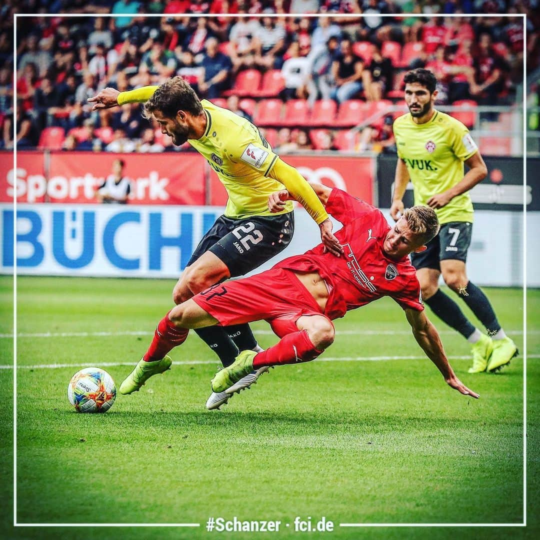 FCインゴルシュタット04さんのインスタグラム写真 - (FCインゴルシュタット04Instagram)「NICHT AUFSTECKEN☝️👊🔥 Unsere #Schanzer und Würzburg liefern sich hier einen heißen Fight - bislang ohne Tore! Knapp 20 Minuten bleiben uns noch‼️⚫️🔴 . . #FCIFWK #Keepgoing #3Liga #zeigtsuns #FCI #FCIngolstadt #Ingolstadt #Fu3ball #Fussball #Soccer #football #Spieltag #Heimspiel #AudiSportpark #gemeinsam #SchanzerdassindWIR」8月3日 3時24分 - dieschanzer