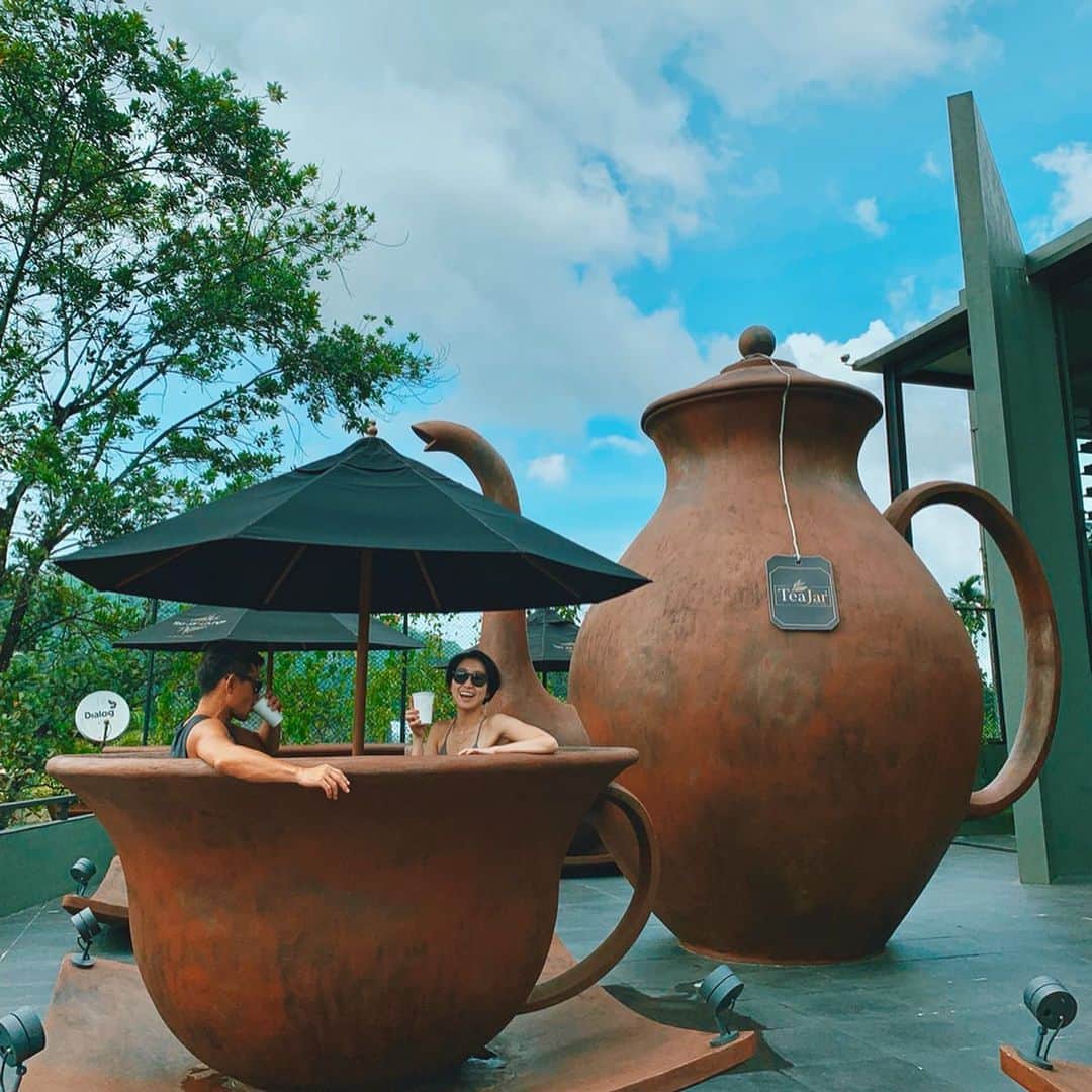 のインスタグラム：「☕︎ スリランカといえば紅茶🌿 コロンボに向かう途中に こんな映えスポットがあったよ🥥🥥🥥 . お土産コーナーのボディクリーム 穴が小さくて出は悪いんだけど すっごく良い匂いでみんな用に沢山買った🌼😉🌼 ─── #teajarlounge #srilanka #colombo #srilankatrip #spicytrip #instagood #beautifulsrilanka #wonderofasia #映えスポット #店内もお洒落 #道端に突然お洒落 #スリランカ #コロンボ #中里の旅 #笑顔の素敵な大人たち #スリランカといえば紅茶 #だのにカプチーノ頼んじゃったんだよね」