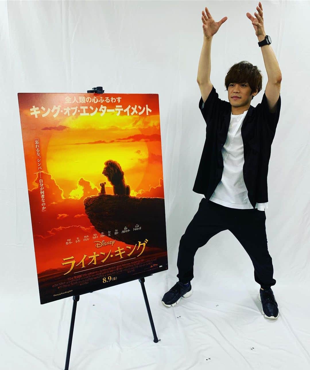 小野賢章のインスタグラム：「先日、「ライオンキング」を一足先に観劇してきました！ あまりの映像美に最後まで自分の目を疑いました。そして、何年経っても色褪せないストーリー。あと、子ライオンたちが可愛過ぎて…。 是非劇場でご覧ください！ #ライオンキング #これぞキングオブエンタメ」