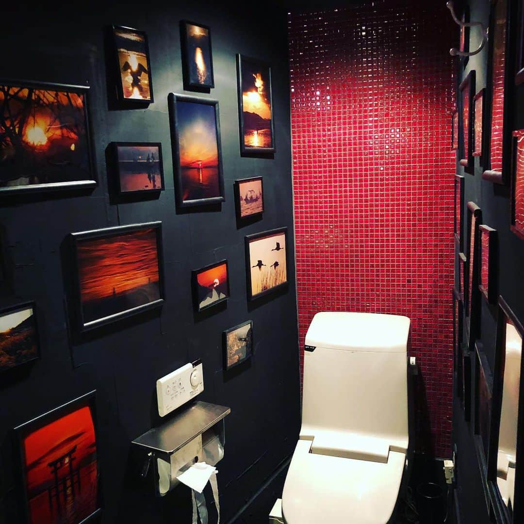 鈴木みのるさんのインスタグラム写真 - (鈴木みのるInstagram)「midnight toilet  大阪の夜。店のトイレがこんなになってた。。。」8月3日 1時56分 - suzuki.d.minoru