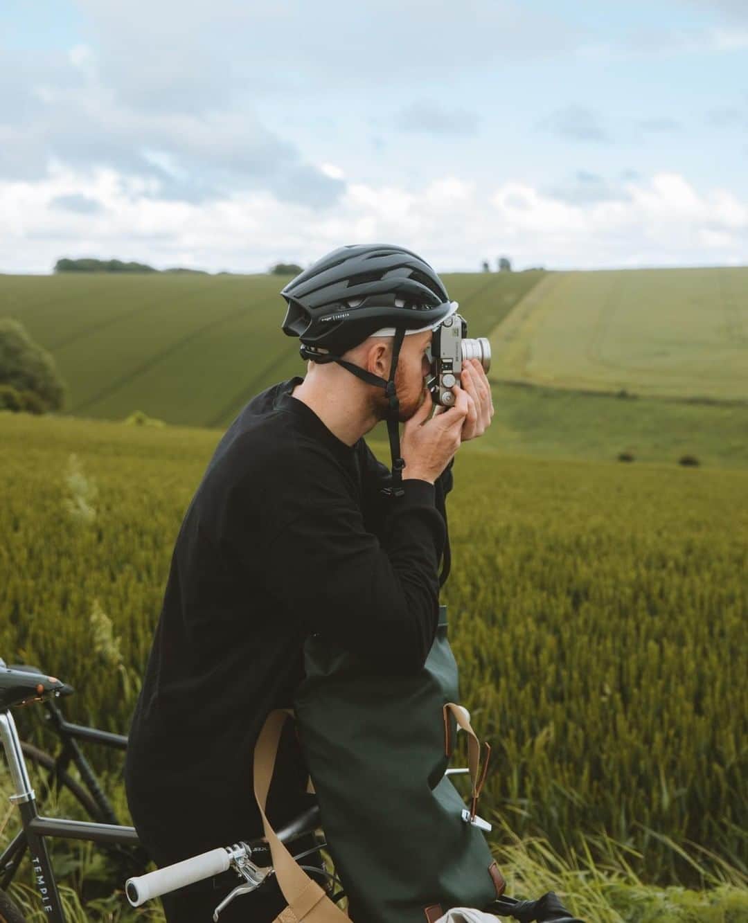 MR PORTERのインスタグラム：「Our weekend plans involve lots of coffee and a bit of this. 🚴⁠ -⁠ Mr @olvh roadtesting the new @brooksengland⁠ cycling gear for size.⁠ Exclusive backpack and saddle available now via the link in bio. #MRPORTER ⁠」