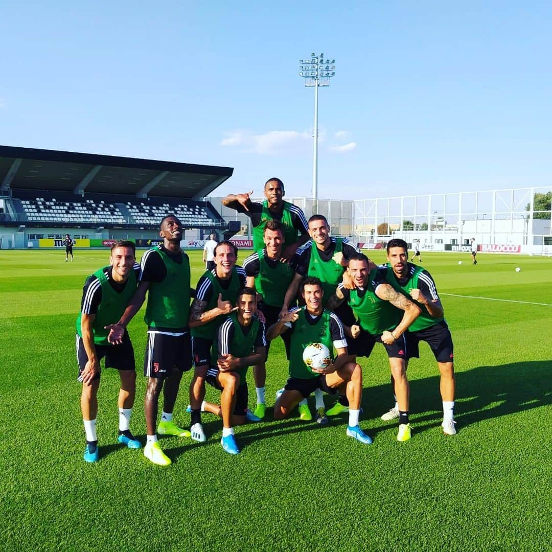 レオナルド・ボヌッチさんのインスタグラム写真 - (レオナルド・ボヌッチInstagram)「Winning Team!!!! 💪🏻🏋🏼‍♂️⚽️ #Juventus #team」8月3日 2時01分 - bonuccileo19